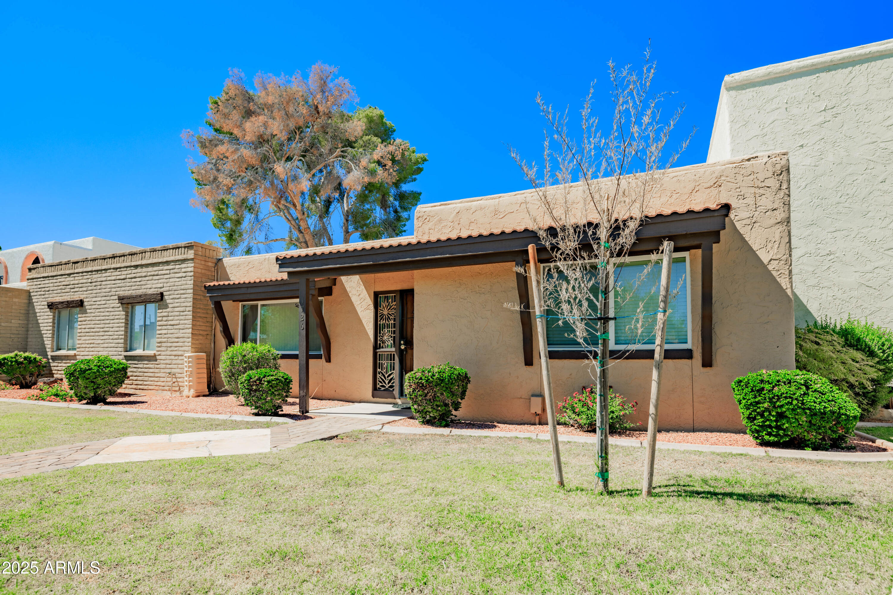 1726 W CLAREMONT Street