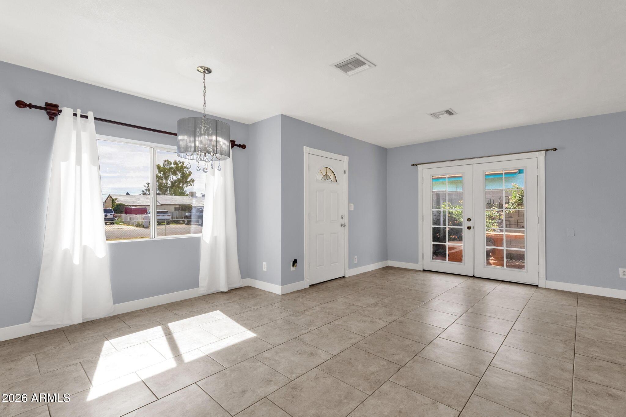 3428 W Willetta Street