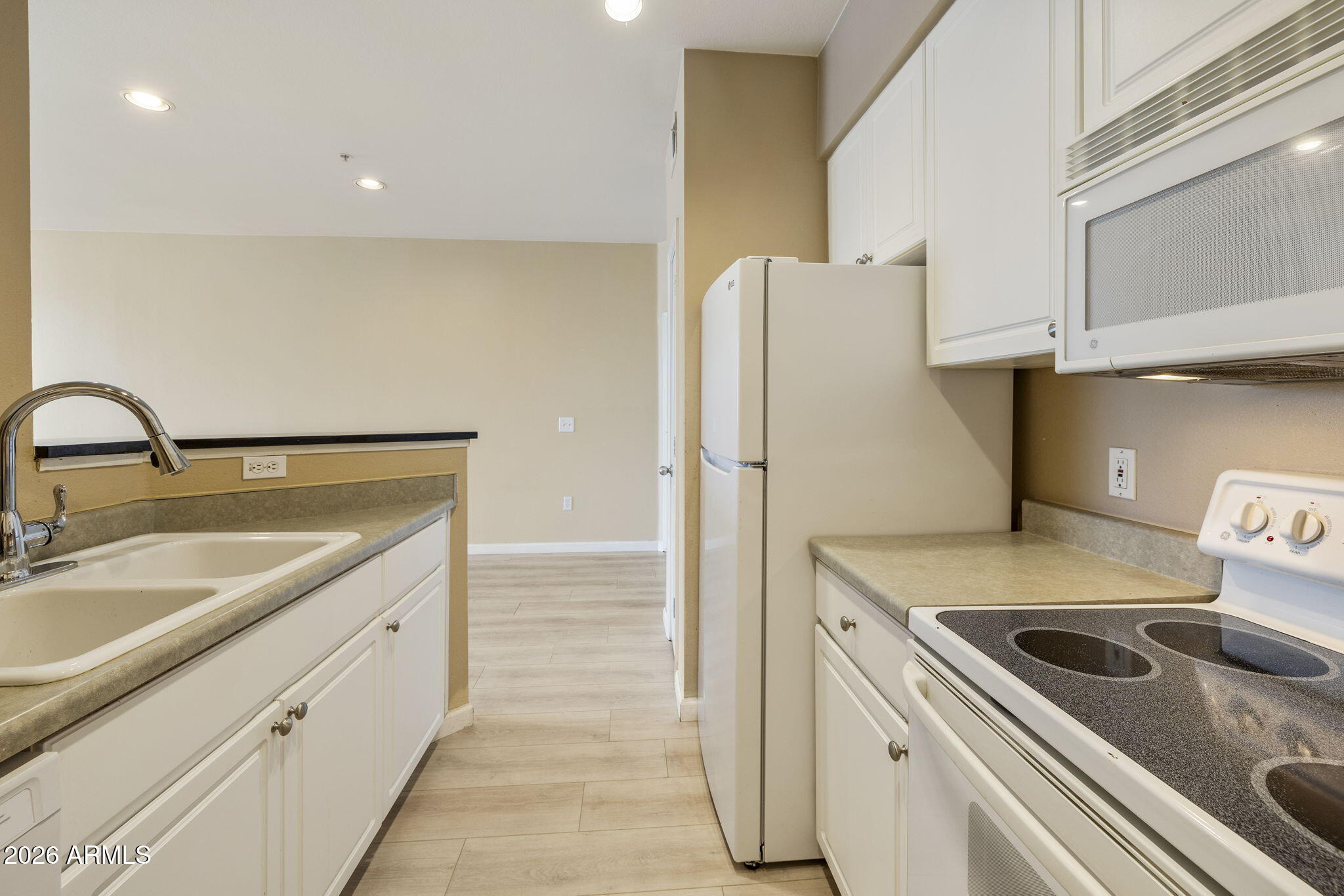 1701 E COLTER Street 234