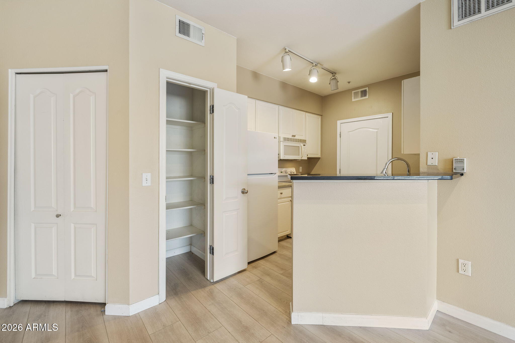 1701 E COLTER Street 234