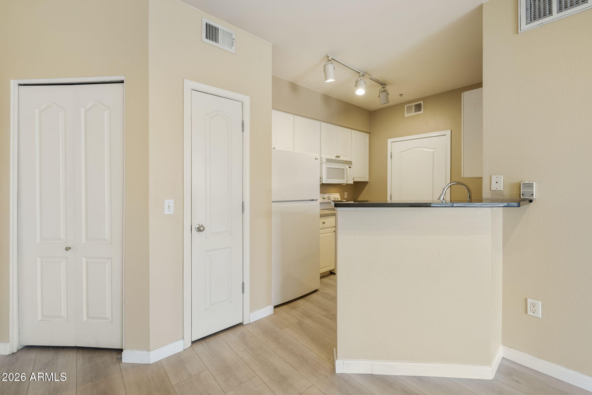 1701 E COLTER Street 234