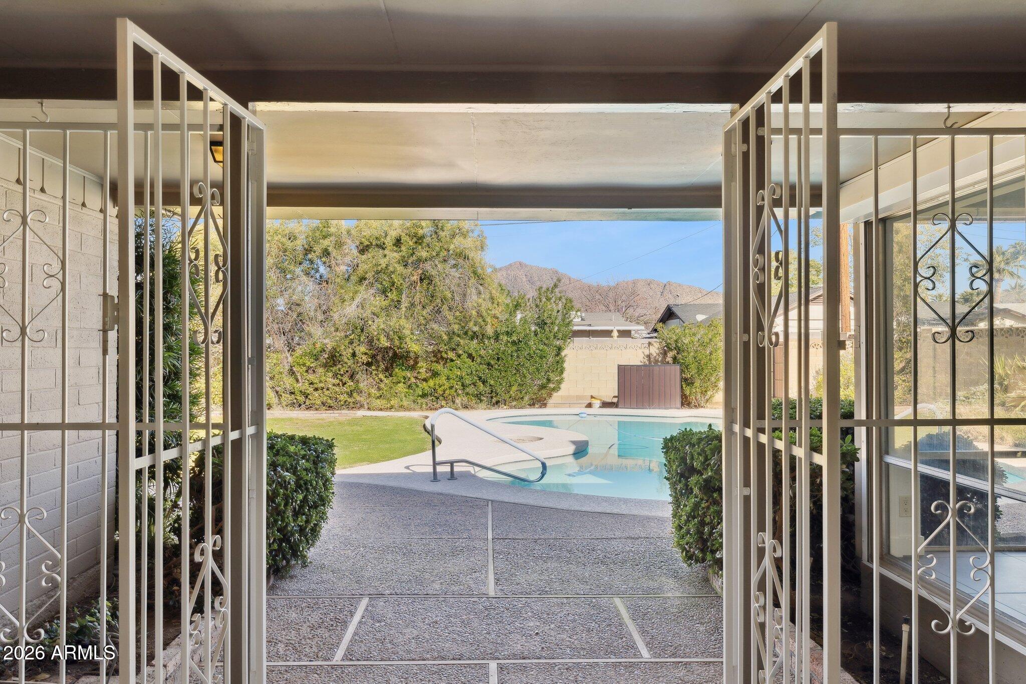 5438 E PINCHOT Avenue