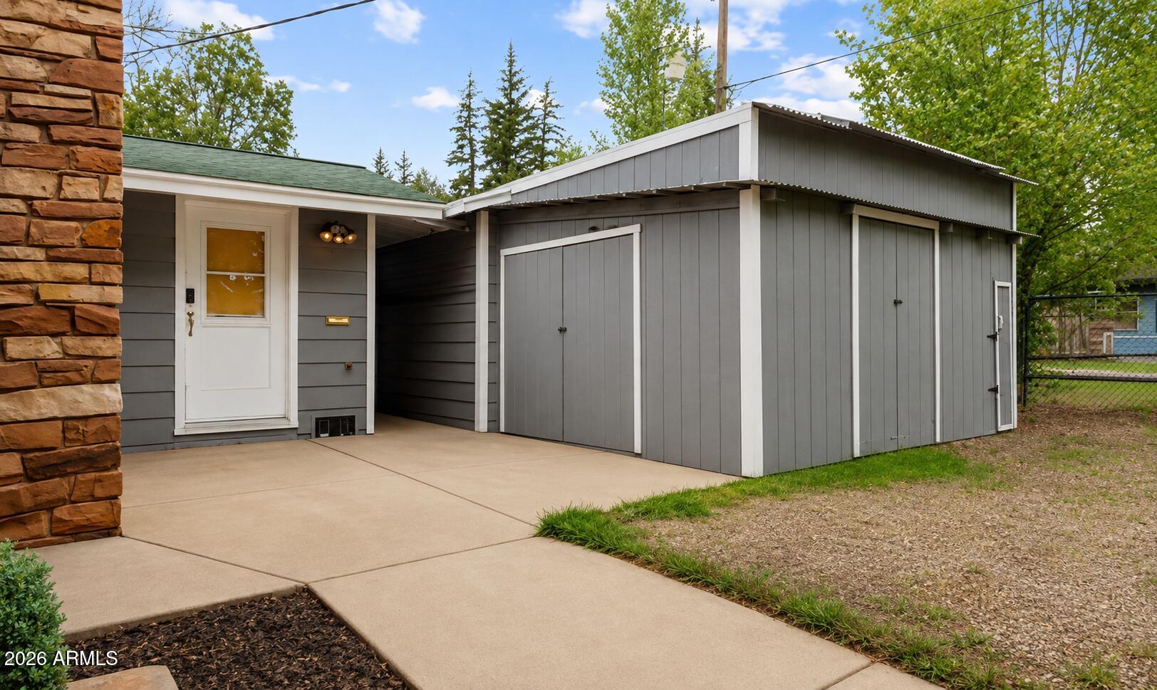 2462 E POPLAR Drive