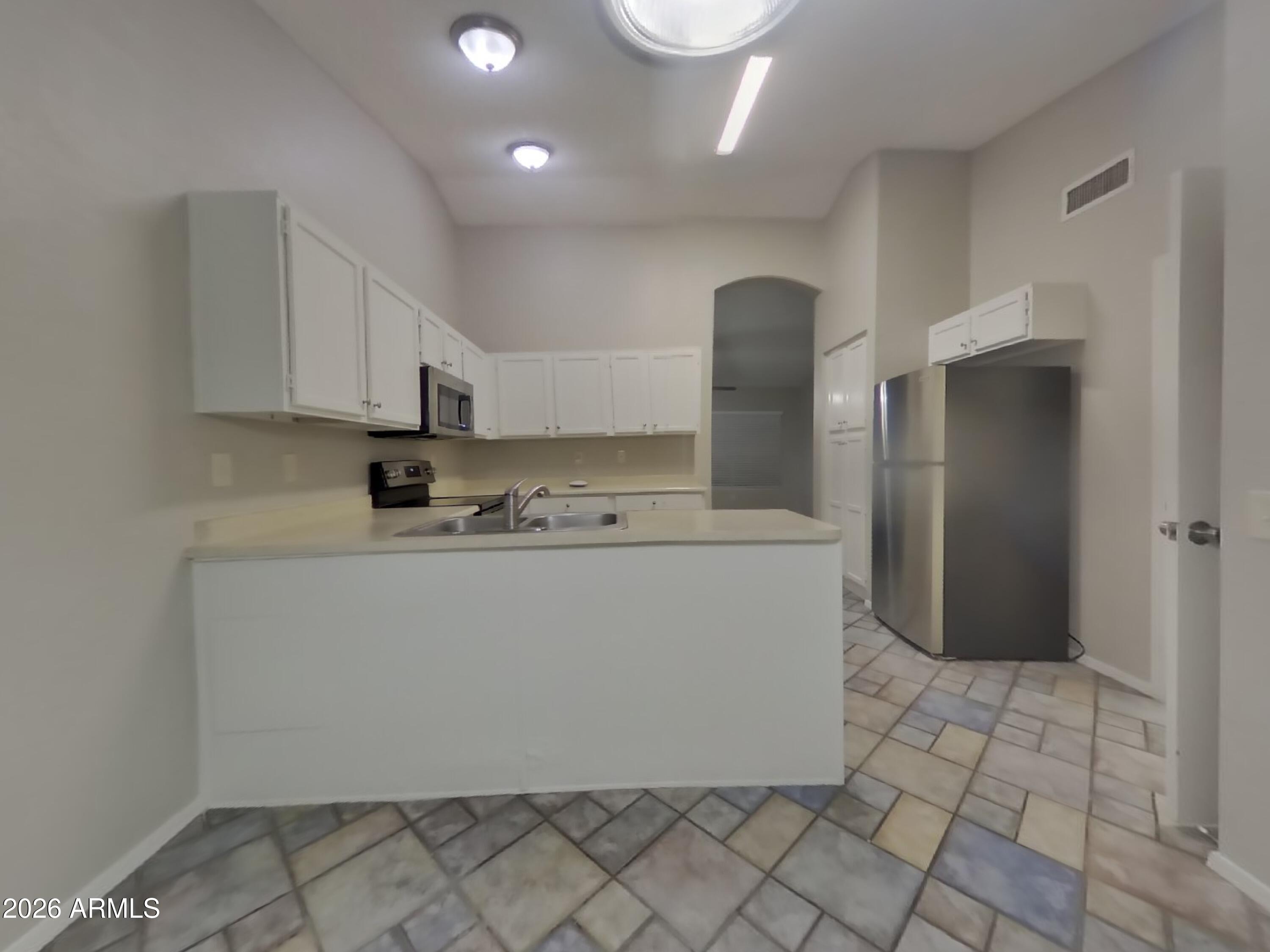 8621 W WILLOW Avenue