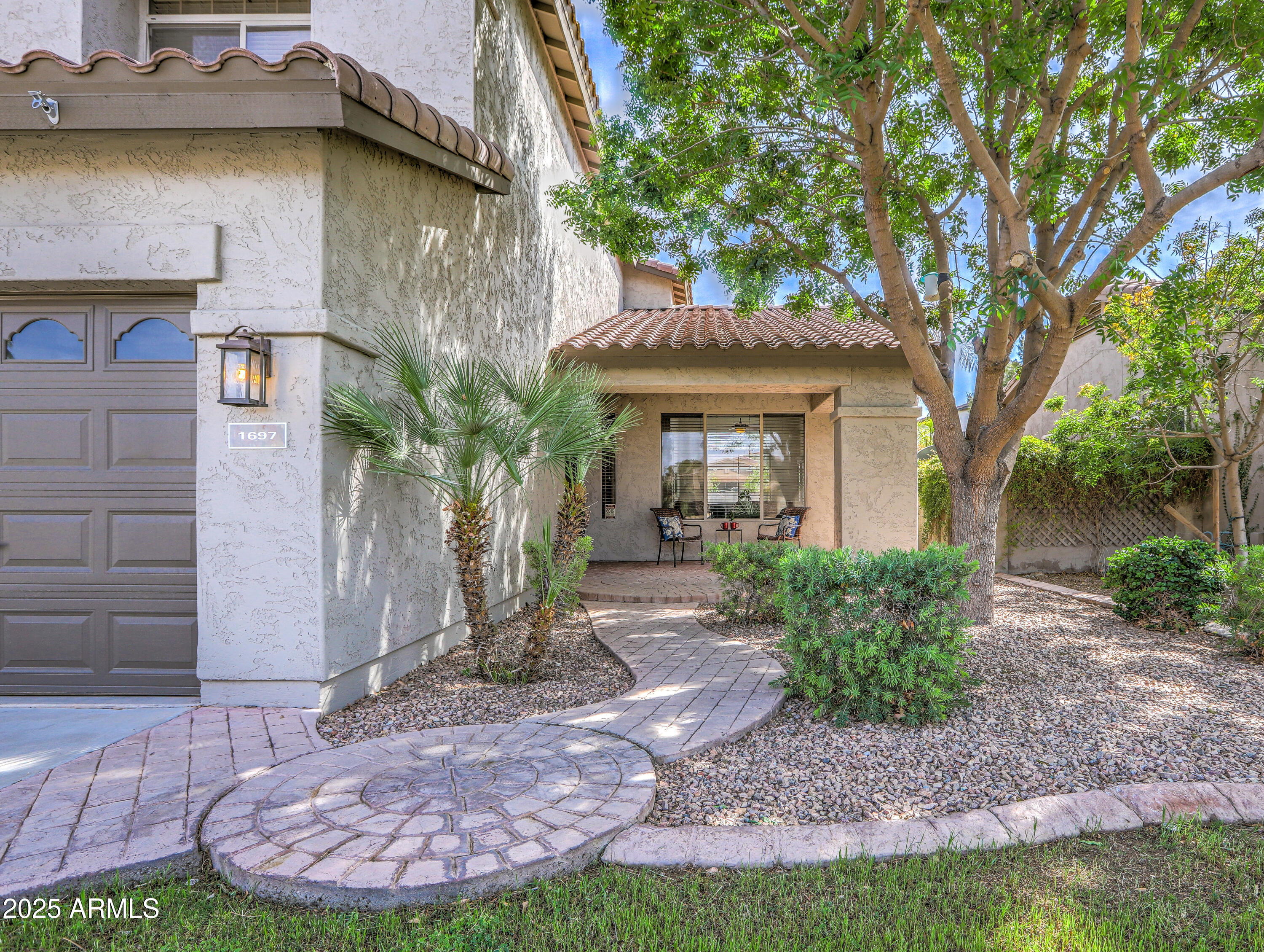 1697 E LINDA Lane
