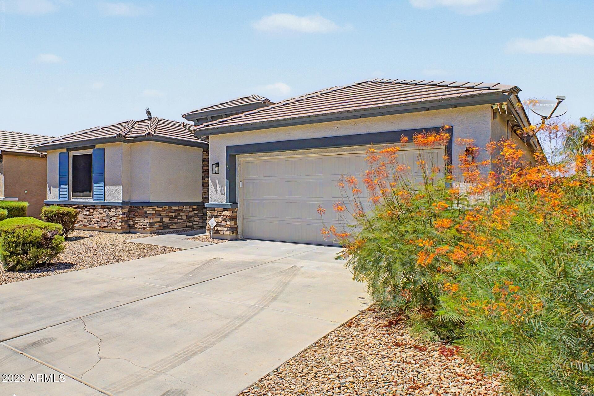 744 W DESERT HOLLOW Drive