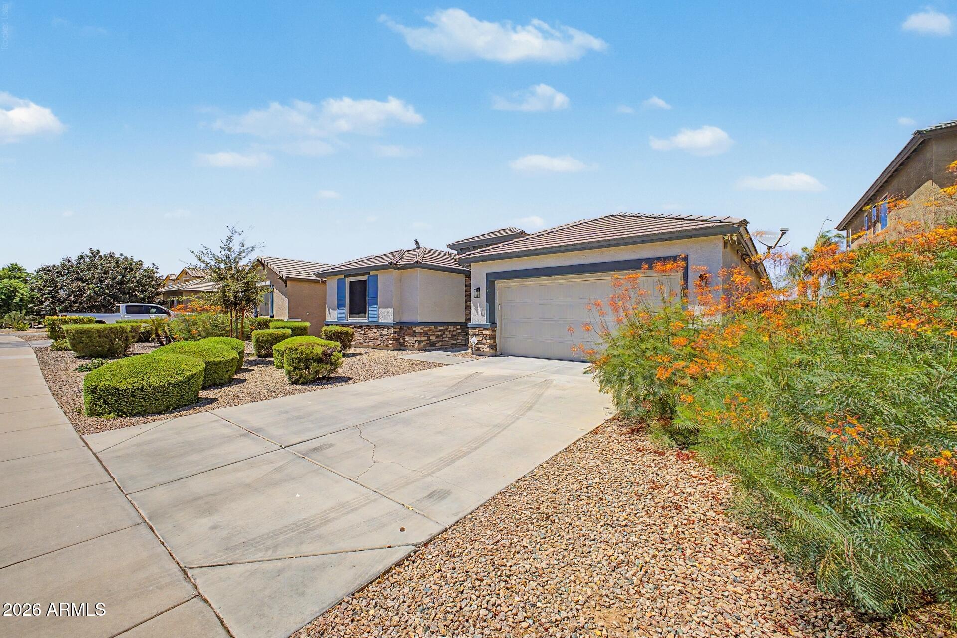 744 W DESERT HOLLOW Drive