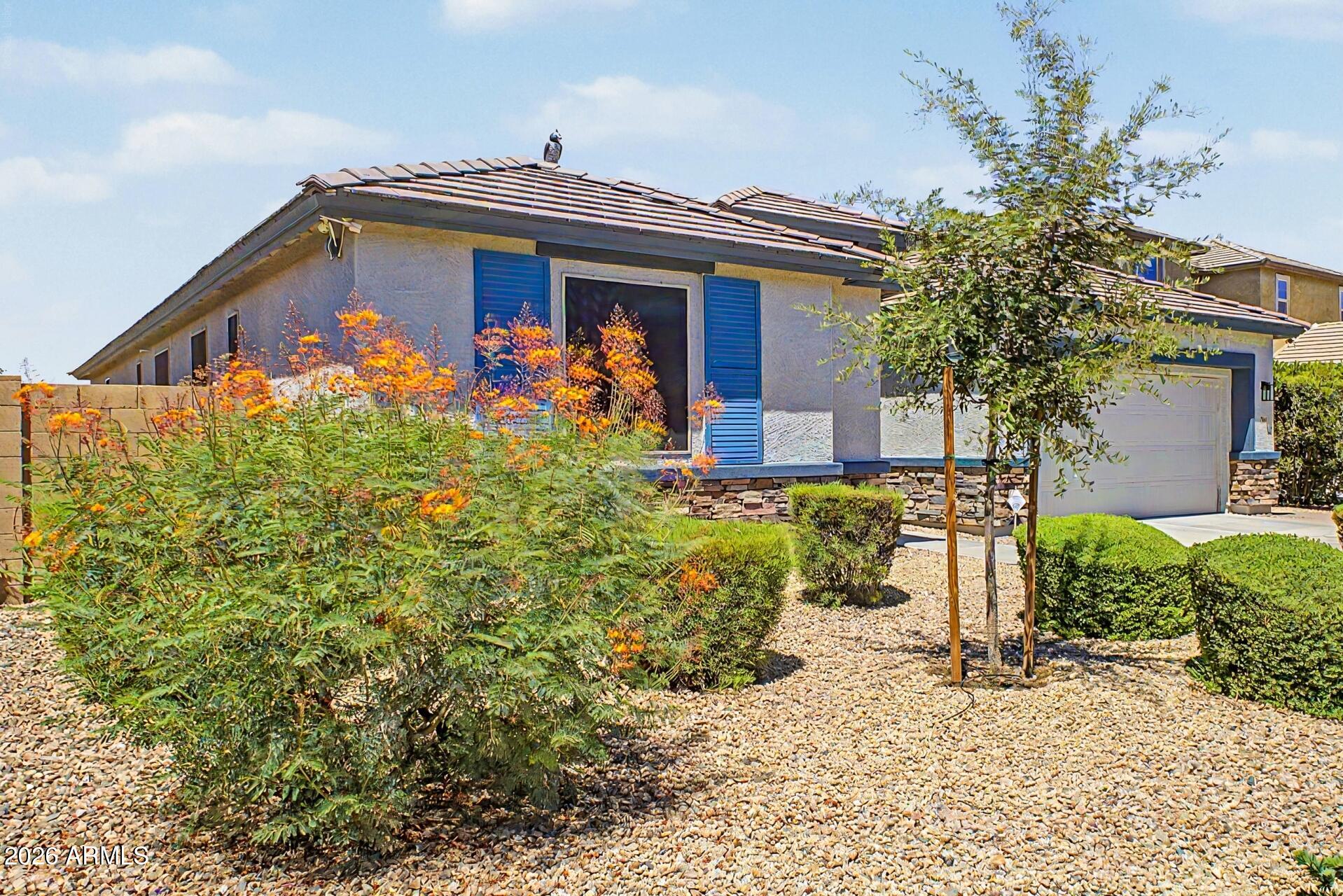 744 W DESERT HOLLOW Drive
