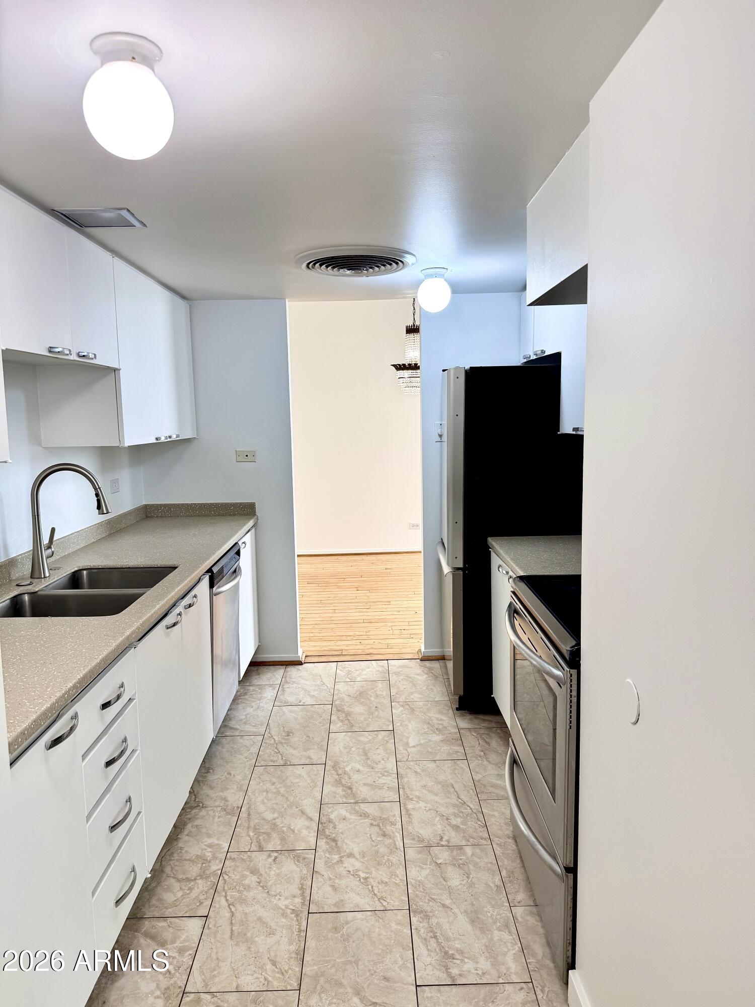 207 W CLARENDON Avenue 17G