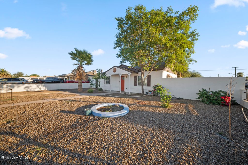 Photo of 2547 W Adams Street, Phoenix, AZ 85009 (MLS # 6944575)