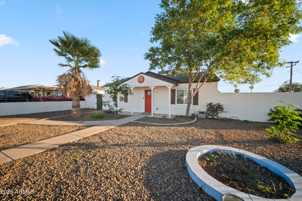 Photo of 2547 W Adams Street, Phoenix, AZ 85009 (MLS # 6944575)