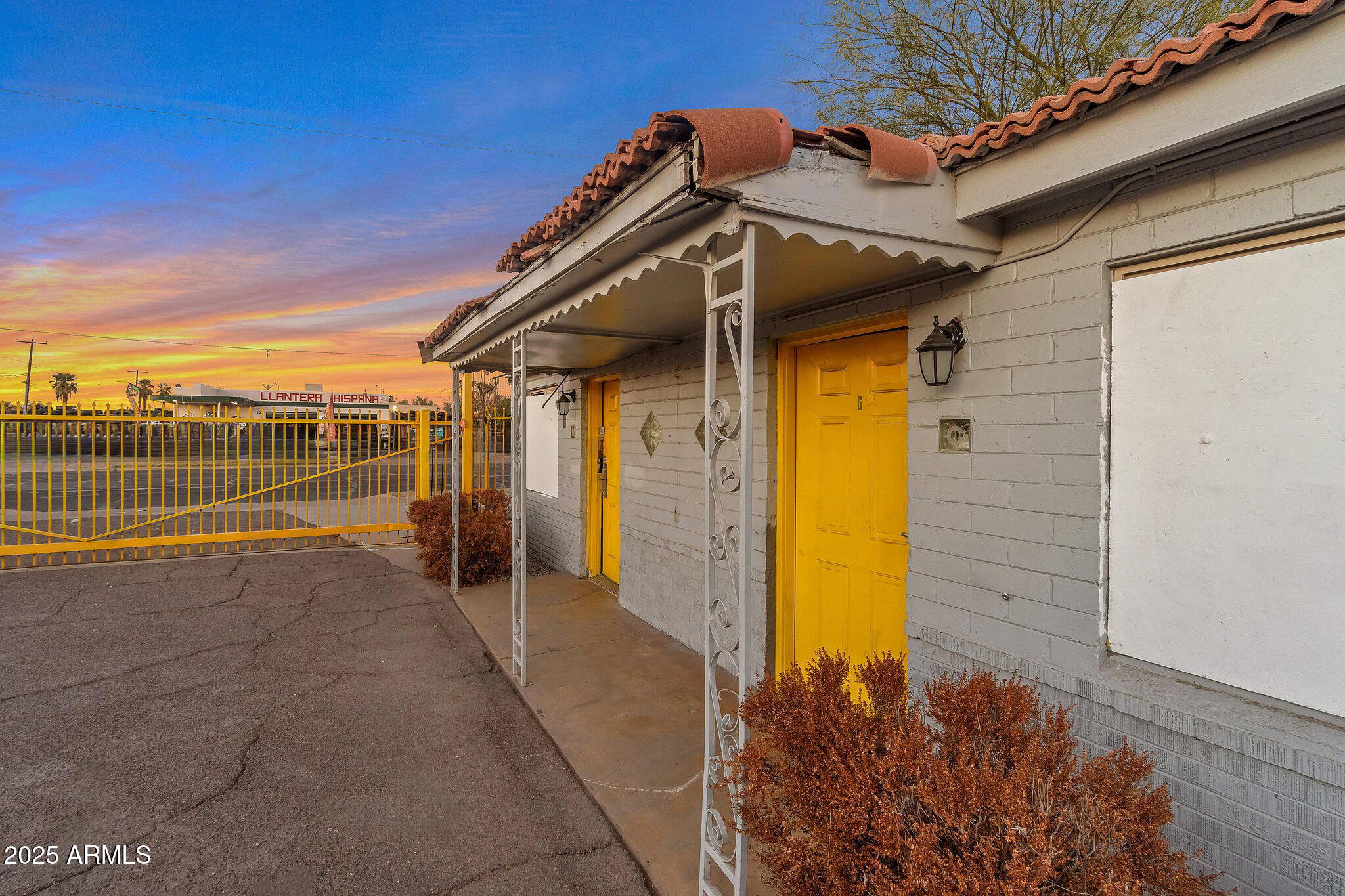 1945 W VAN BUREN Street