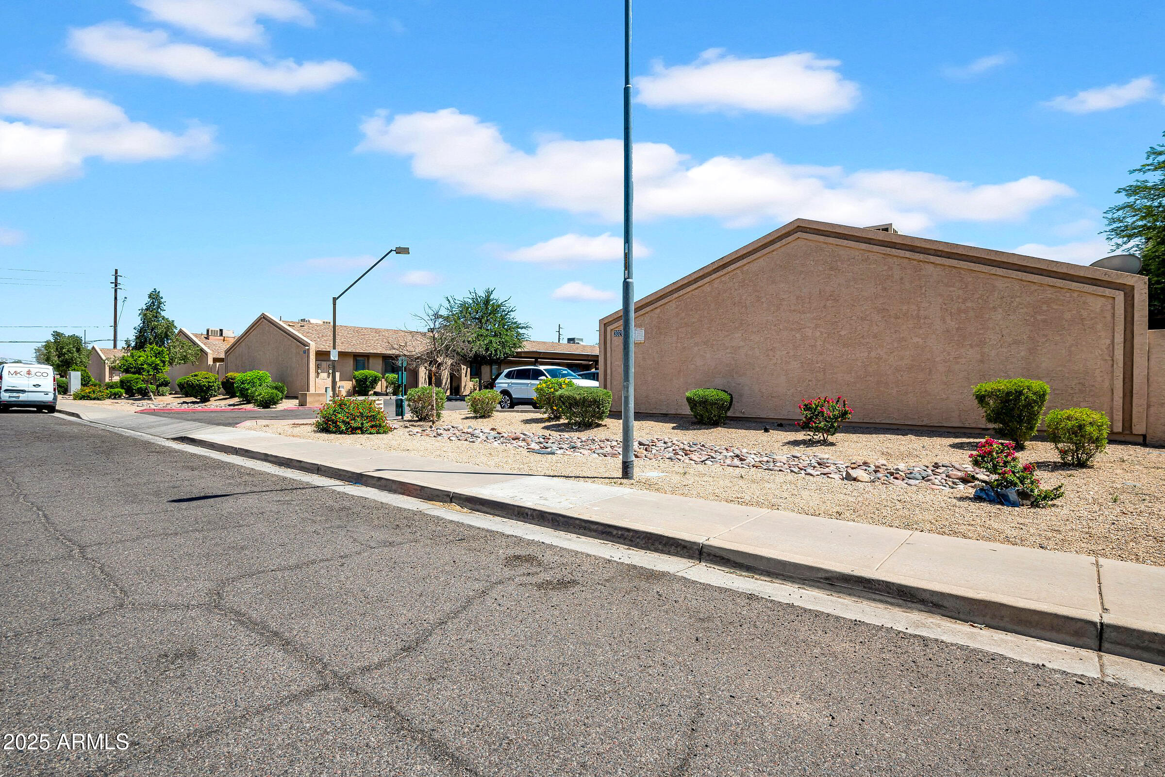 3027 E GRANDVIEW Road 1