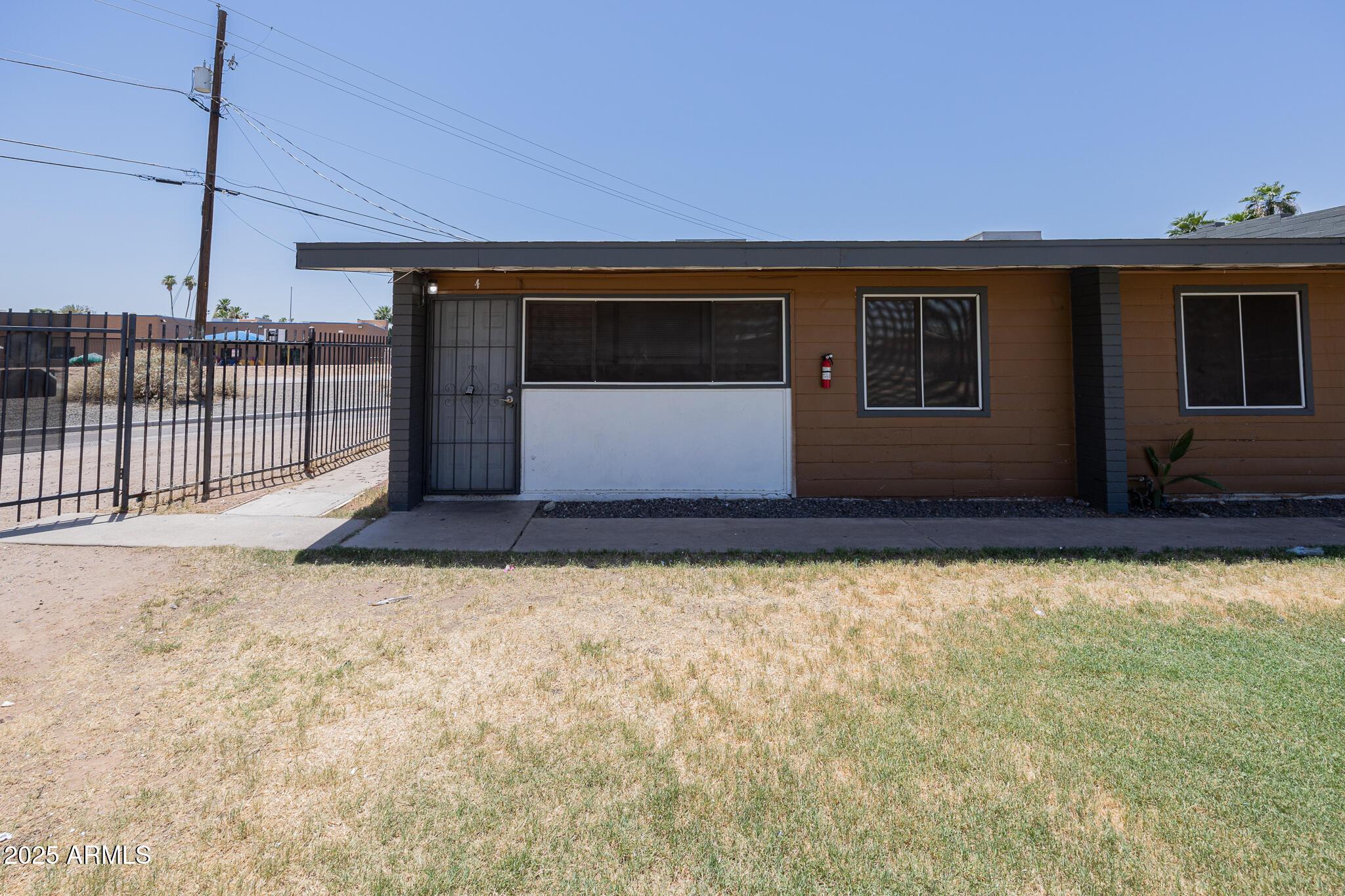 2139 W Devonshire Avenue 4