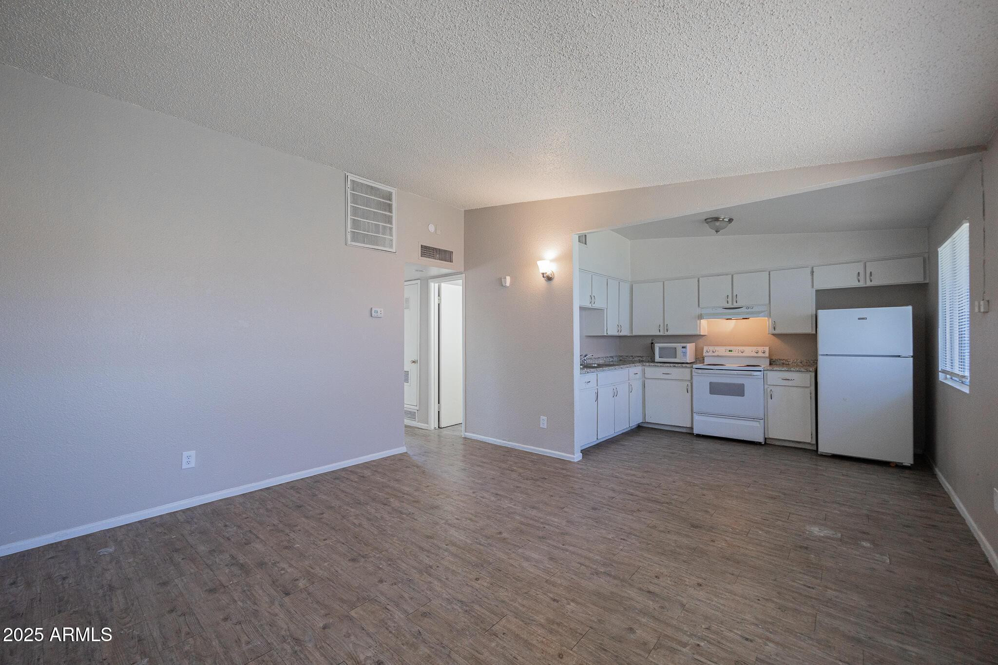 2115 W DEVONSHIRE Avenue 4