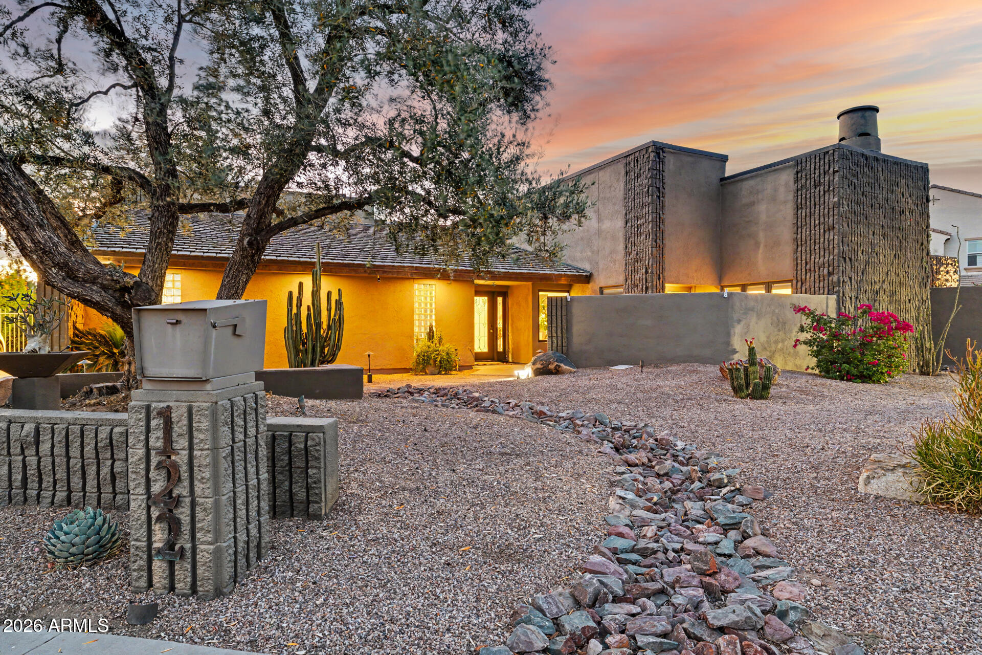 122 E LOMA VISTA Drive