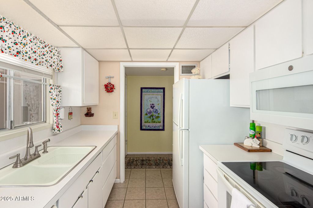 Photo of 13709 N 98th Avenue #B, Sun City, AZ 85351 (MLS # 6947464)