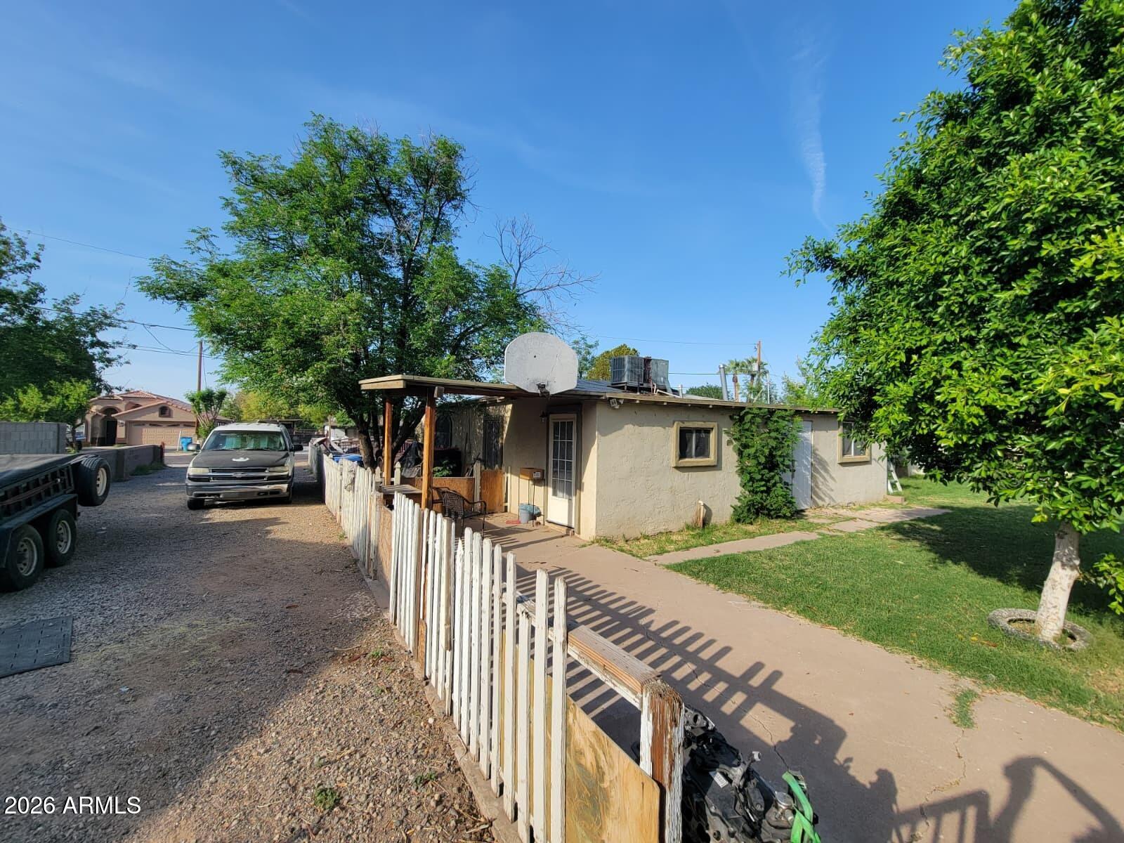 729 W ATLANTA Avenue