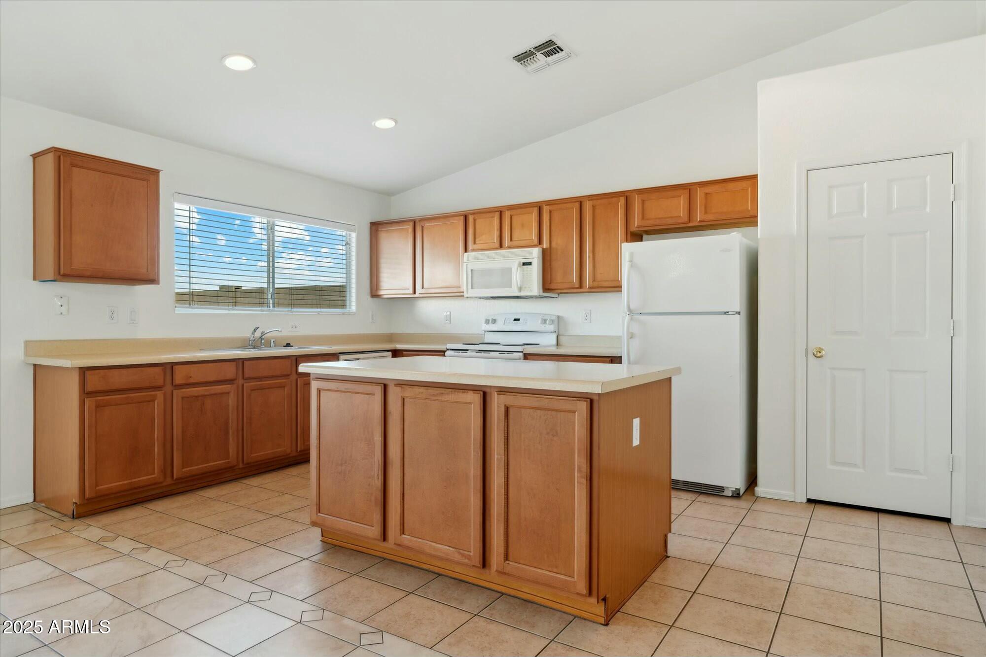 Goodyear, Arizona 85338, United States, 4 Bedrooms Bedrooms, ,2 BathroomsBathrooms,Residential,Pending,113932