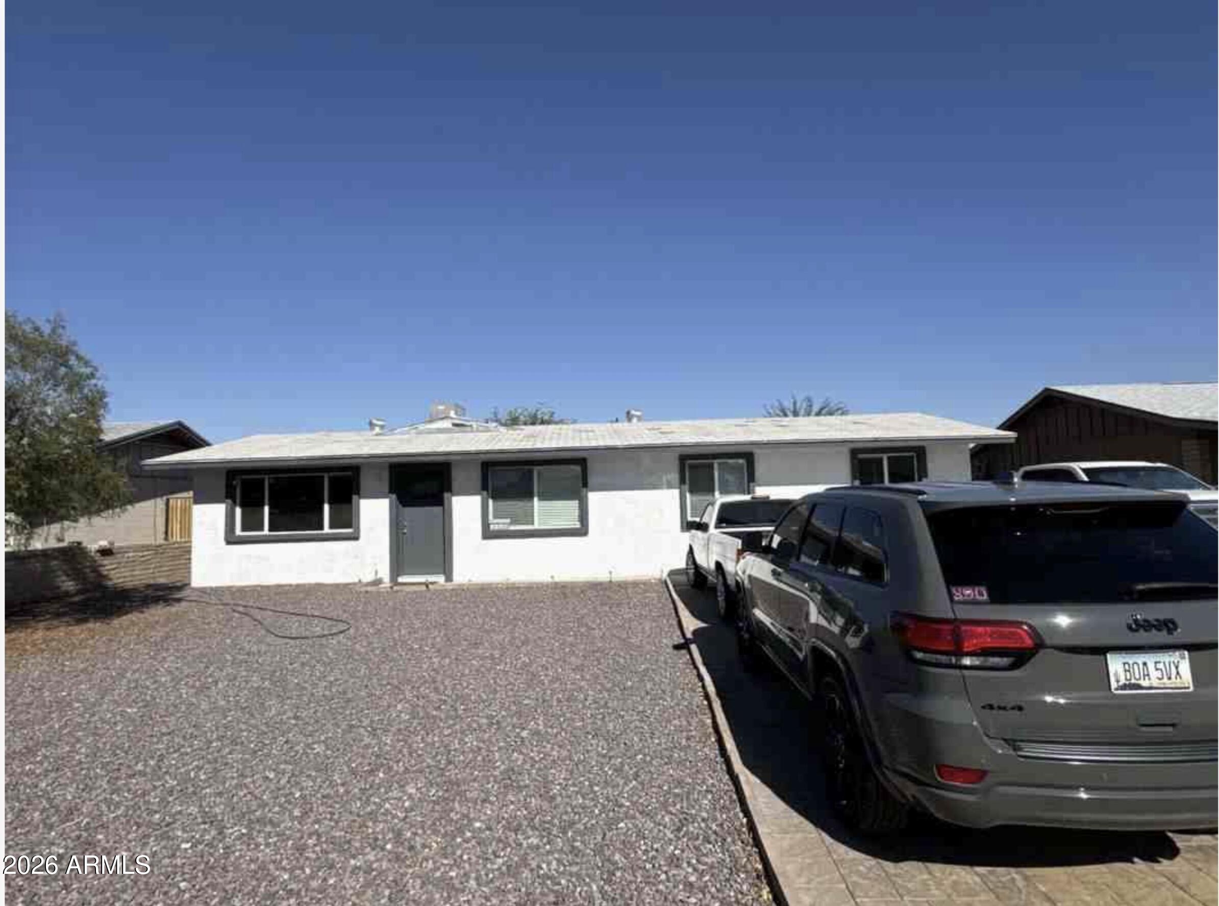 8830 W GLENROSA Avenue