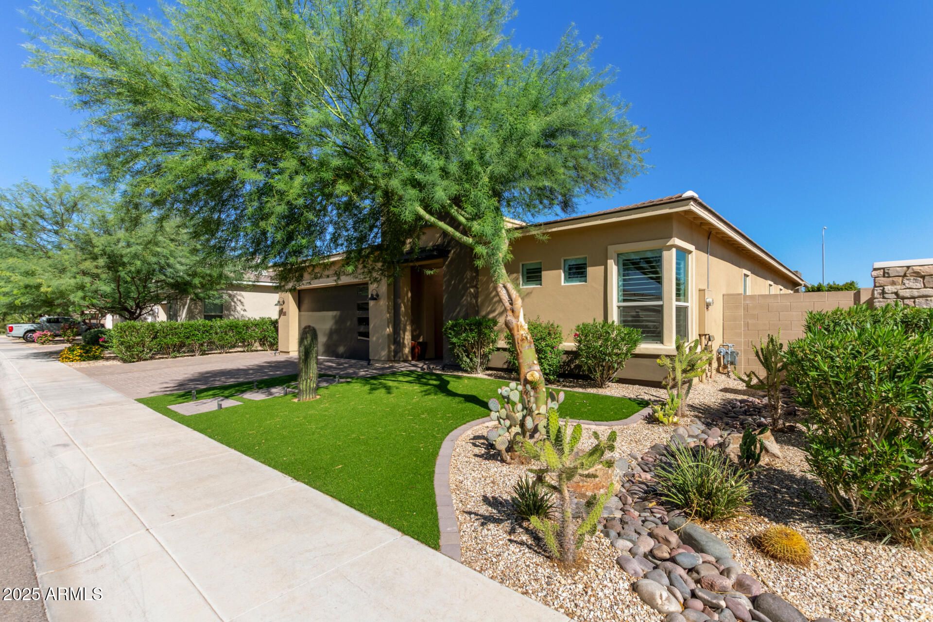 1140 E CHERRYWOOD Place