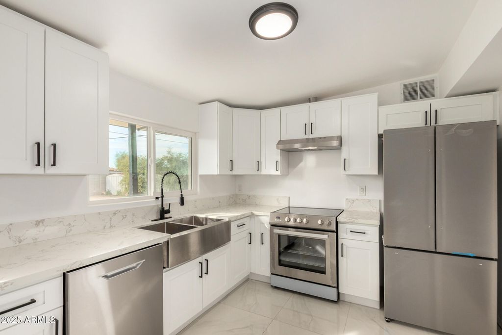 Photo of 5036 S 36th Avenue, Phoenix, AZ 85041 (MLS # 6952169)