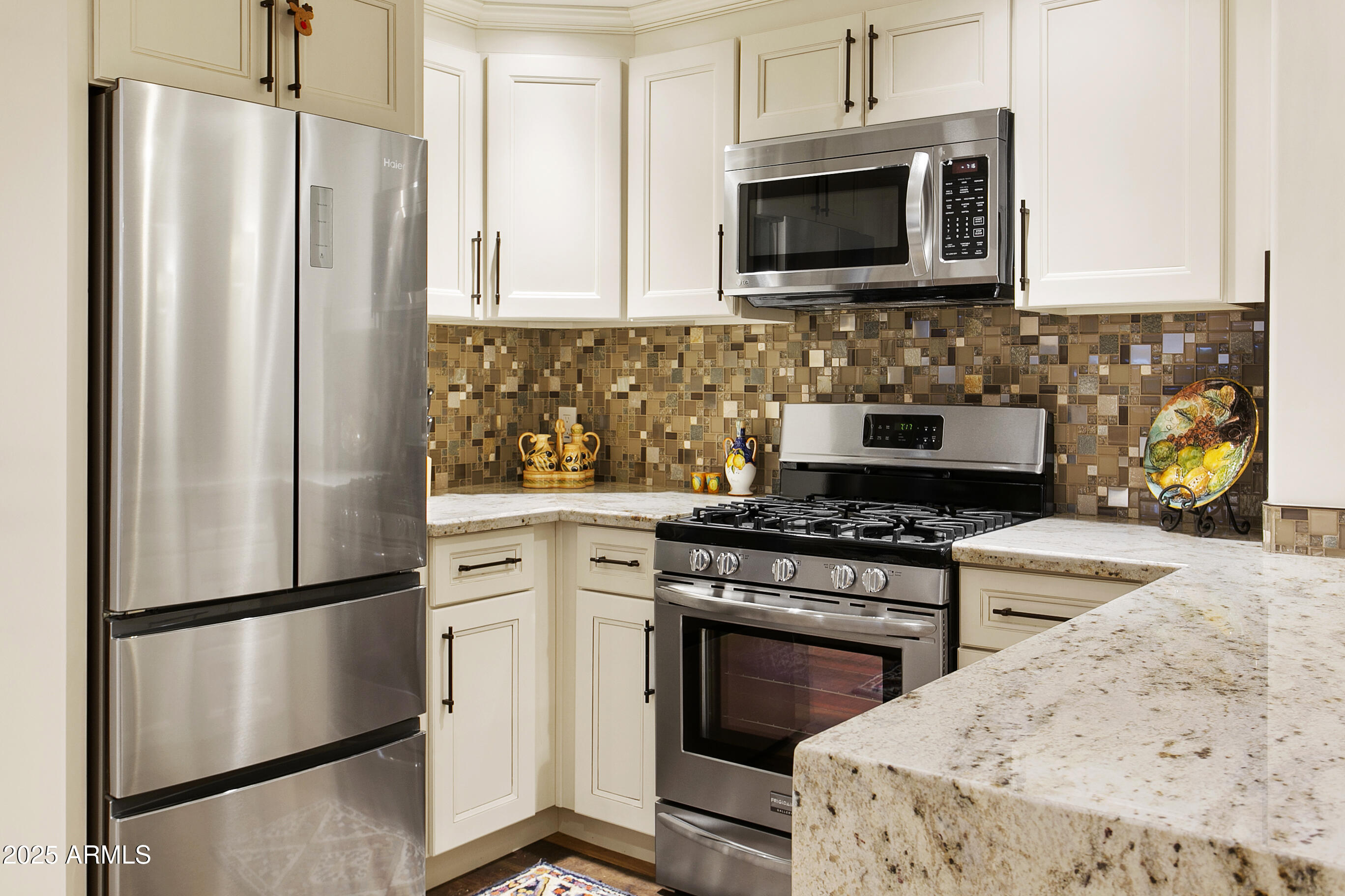 PARADISE VALLEY COUNTRY ESTATES - Residential