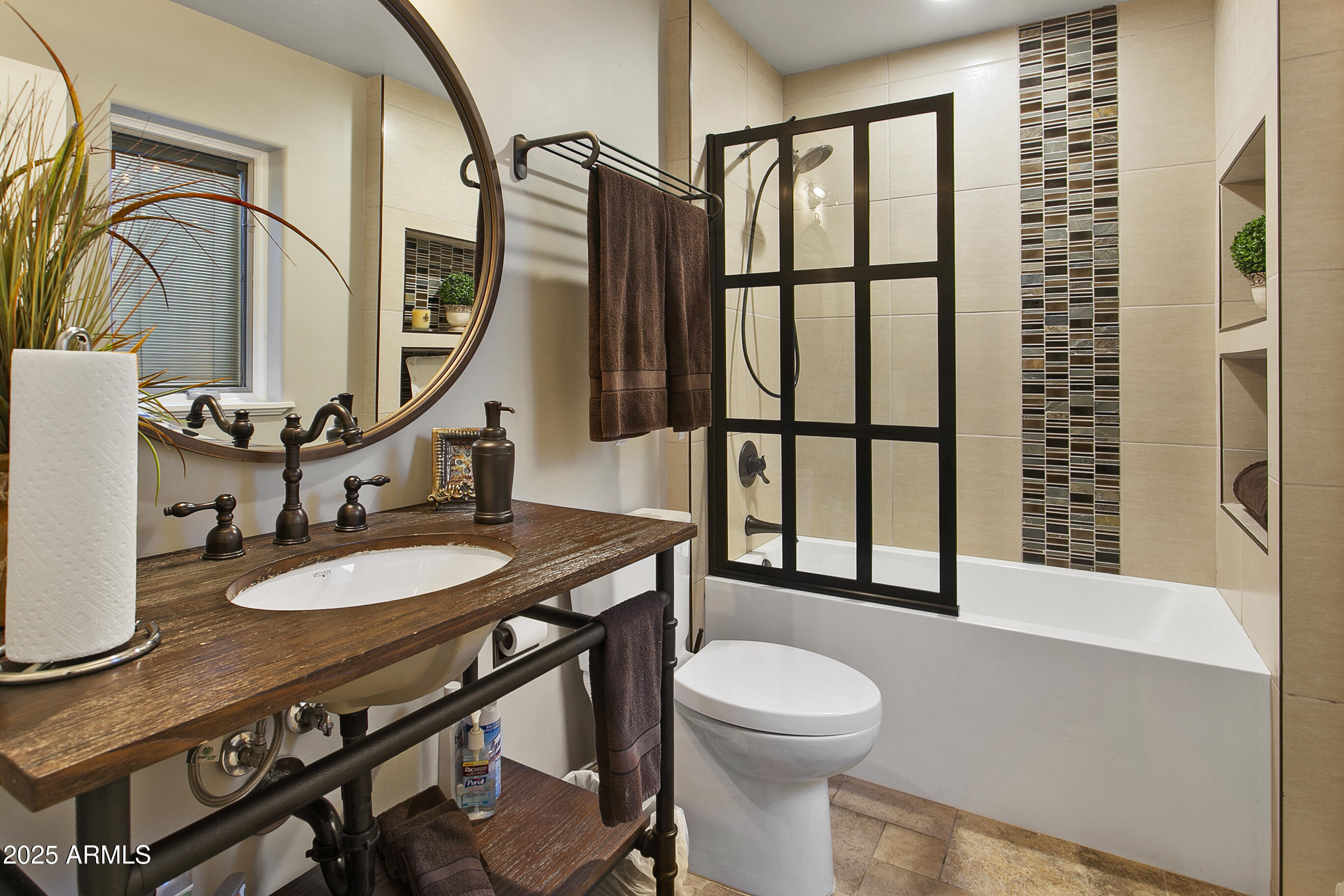 PARADISE VALLEY COUNTRY ESTATES - Residential