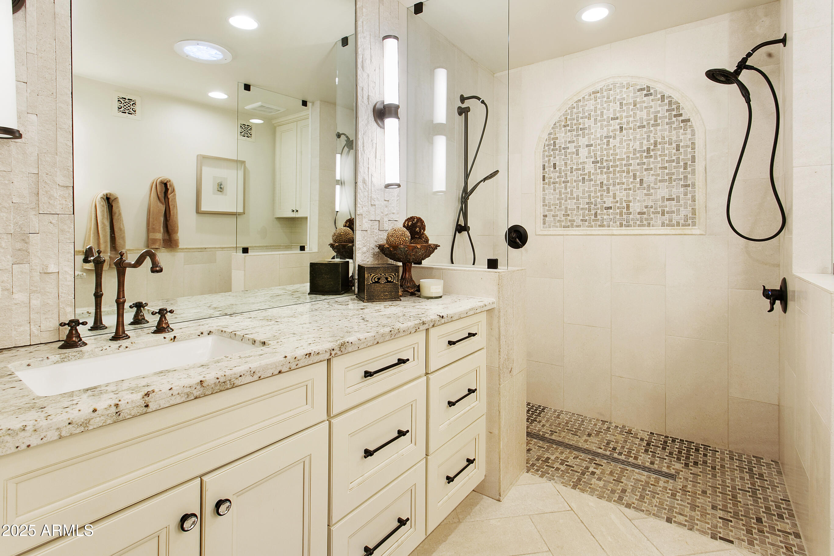 PARADISE VALLEY COUNTRY ESTATES - Residential