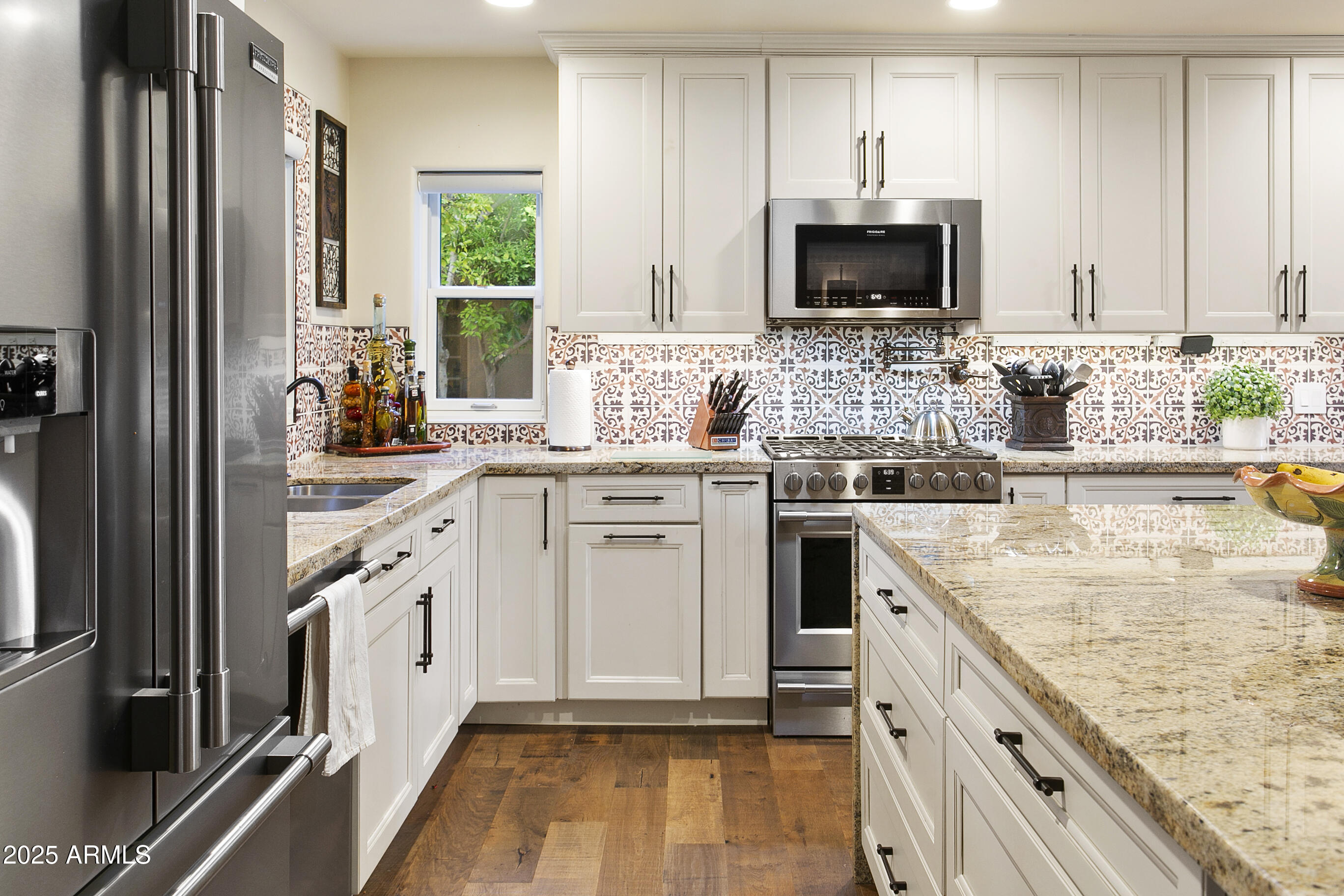 PARADISE VALLEY COUNTRY ESTATES - Residential