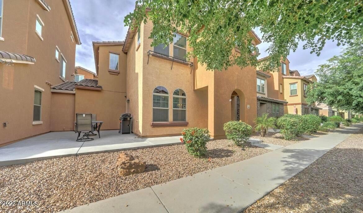 2010 N 77th Drive