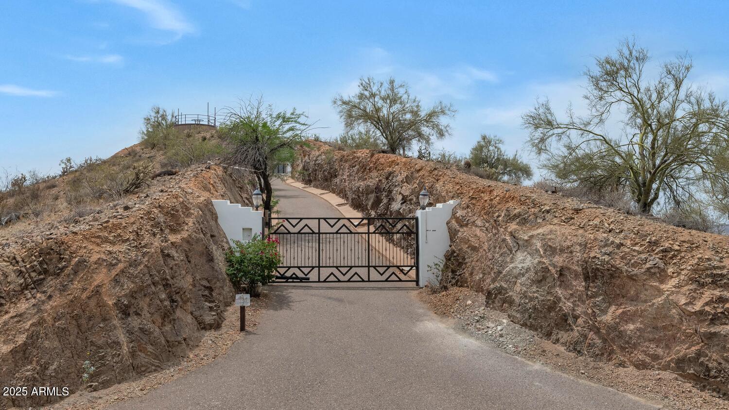 301 E JOMAX Road