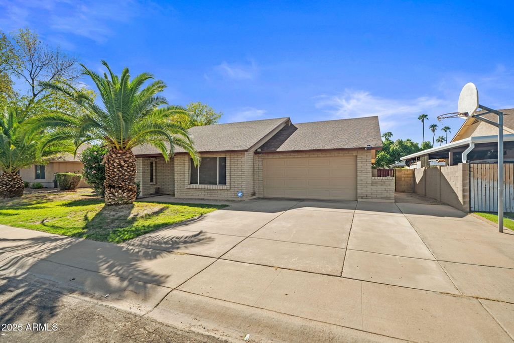 Photo of 6131 W Desert Hills Drive, Glendale, AZ 85304 (MLS # 6930735)