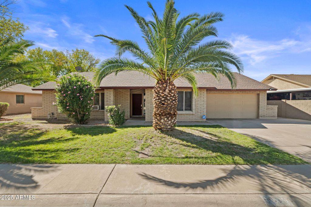 Photo of 6131 W Desert Hills Drive, Glendale, AZ 85304 (MLS # 6930735)