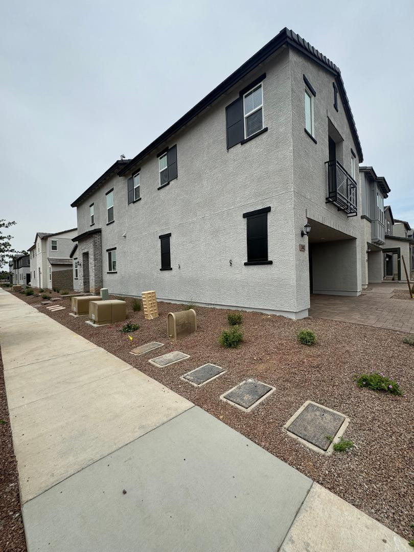 2442 W Maximo Way