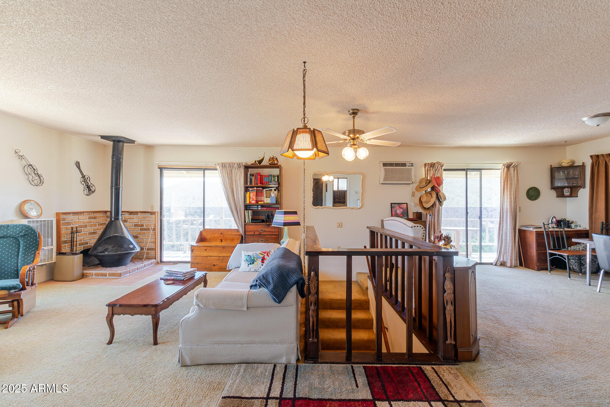 633 W ROBINSON Drive