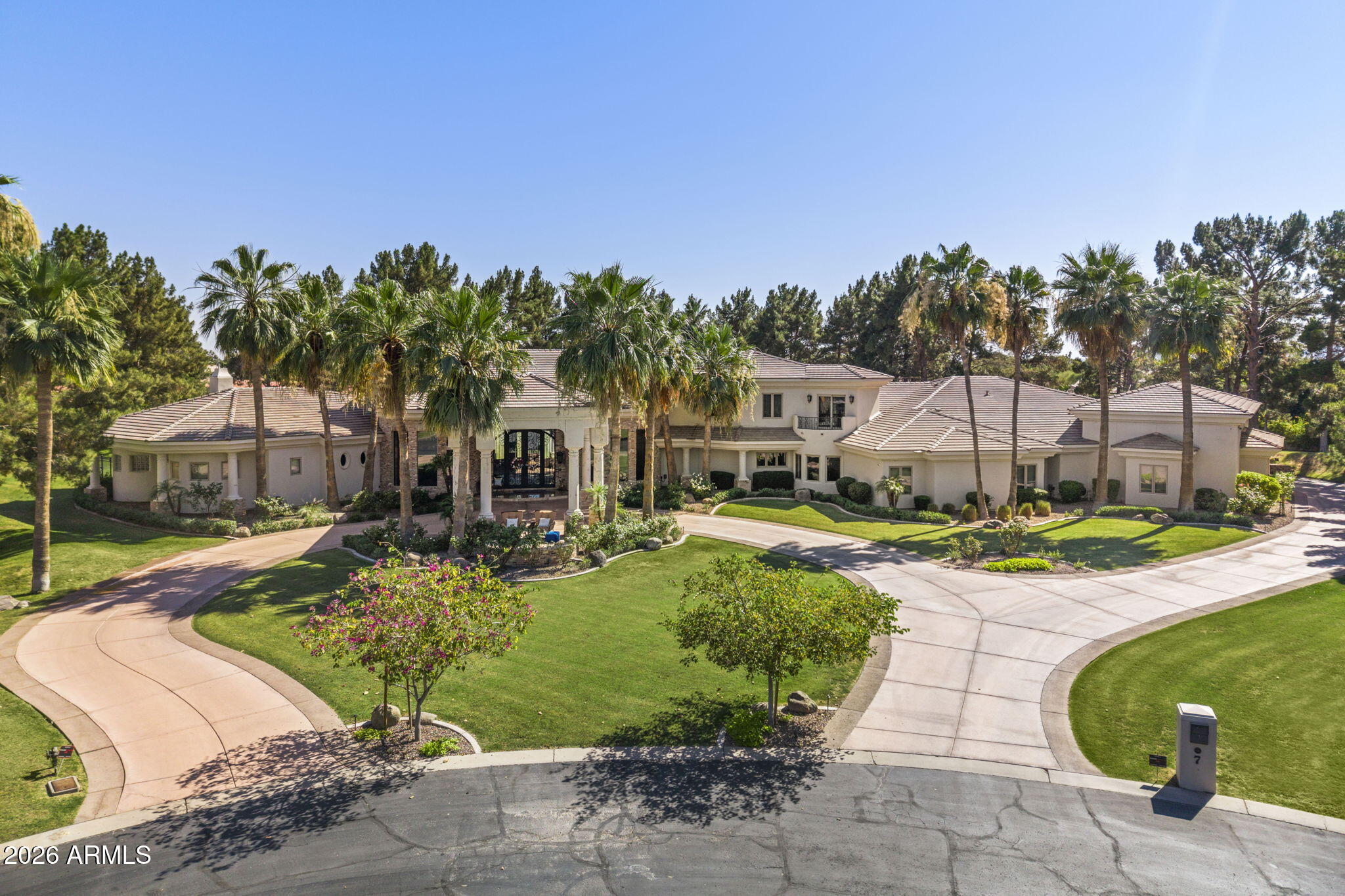 7 E OAKWOOD HILLS Drive