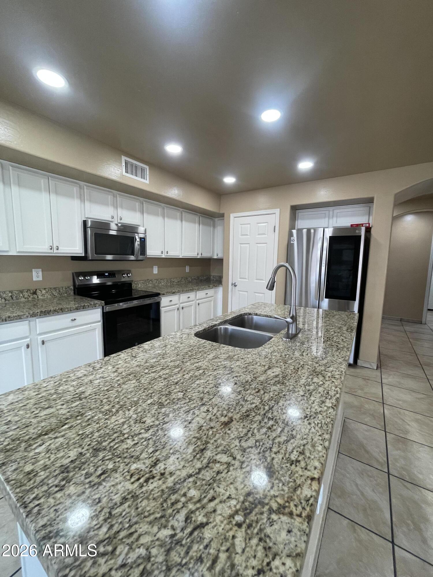 1466 E HOLIDAY Drive