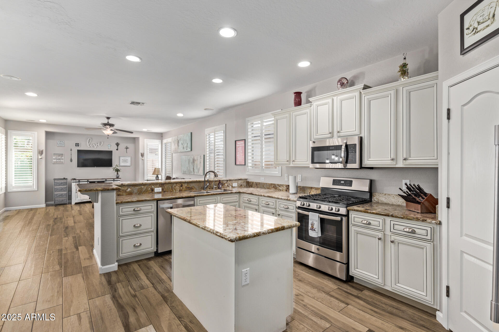 3851 E VALLEJO Drive