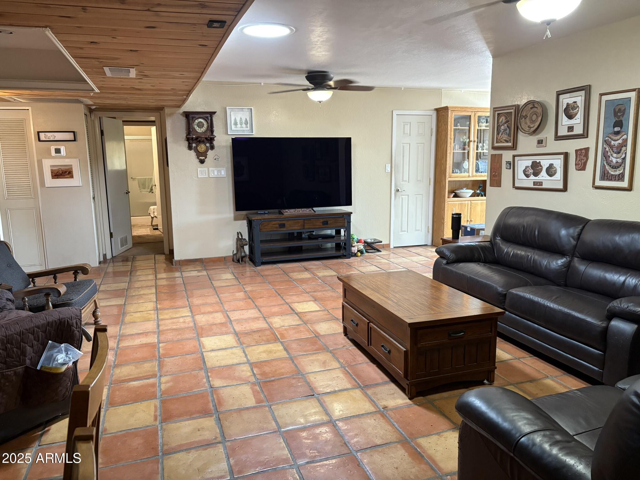 1316 E CARTER Drive