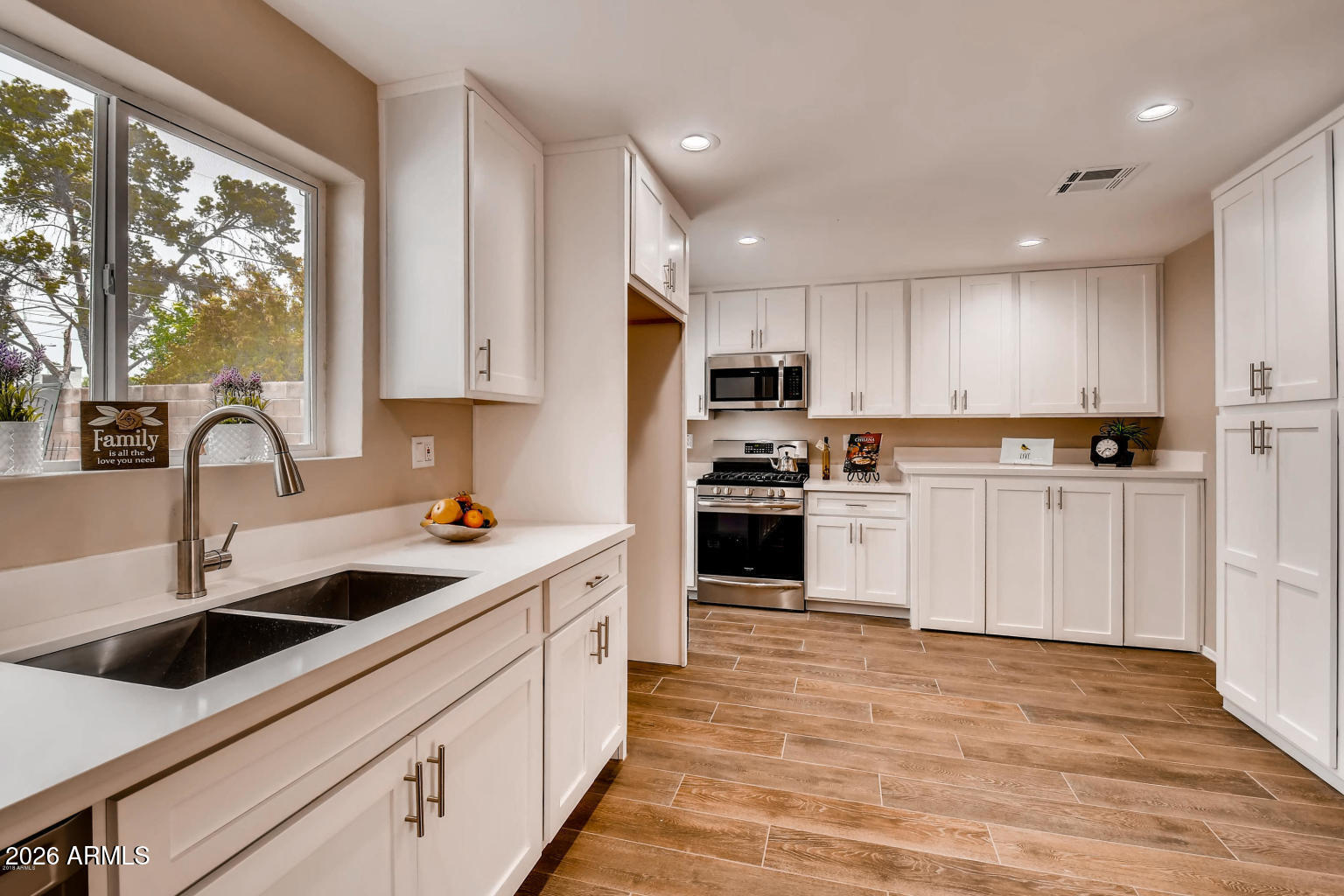 1806 E Don Carlos Avenue