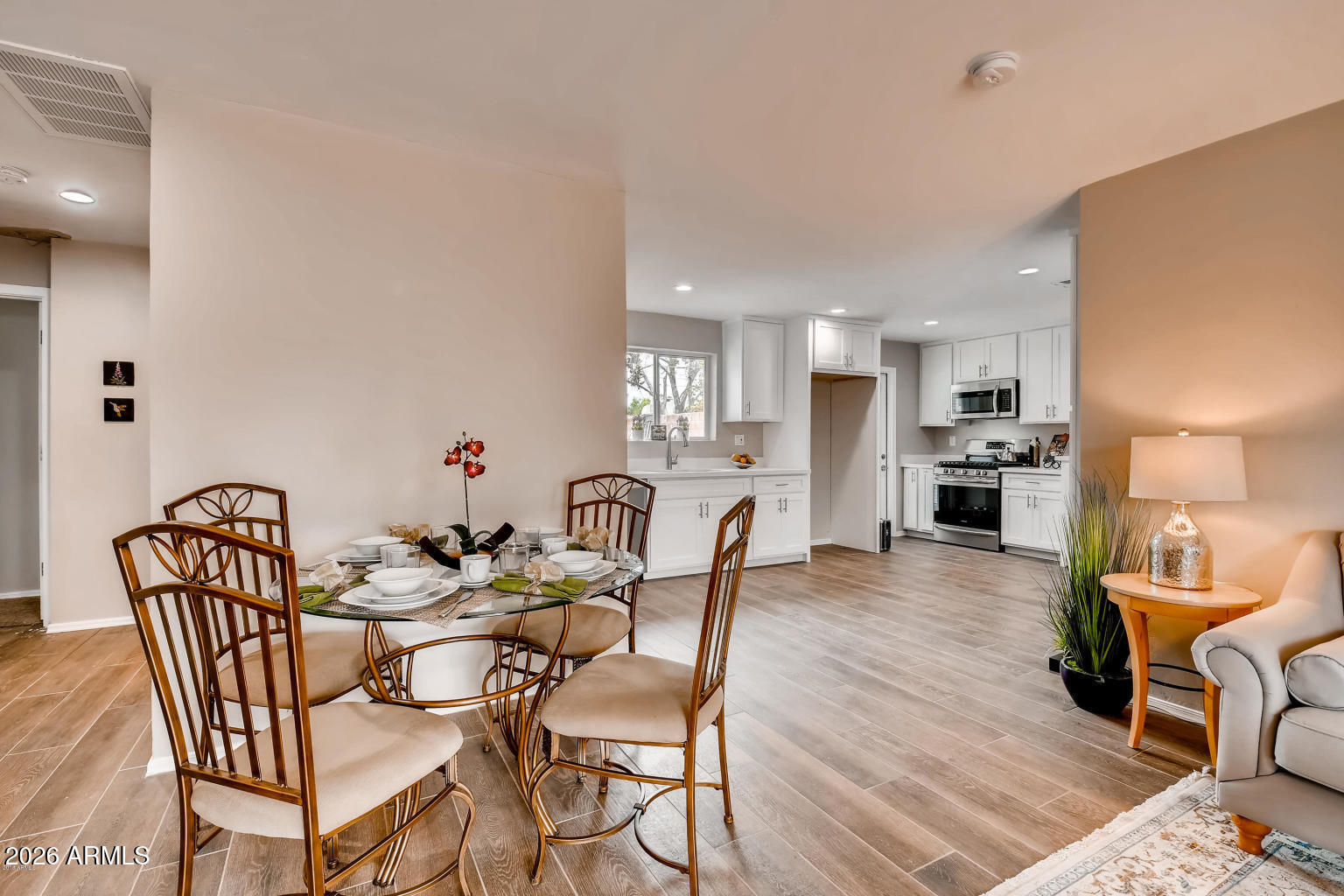 1806 E Don Carlos Avenue