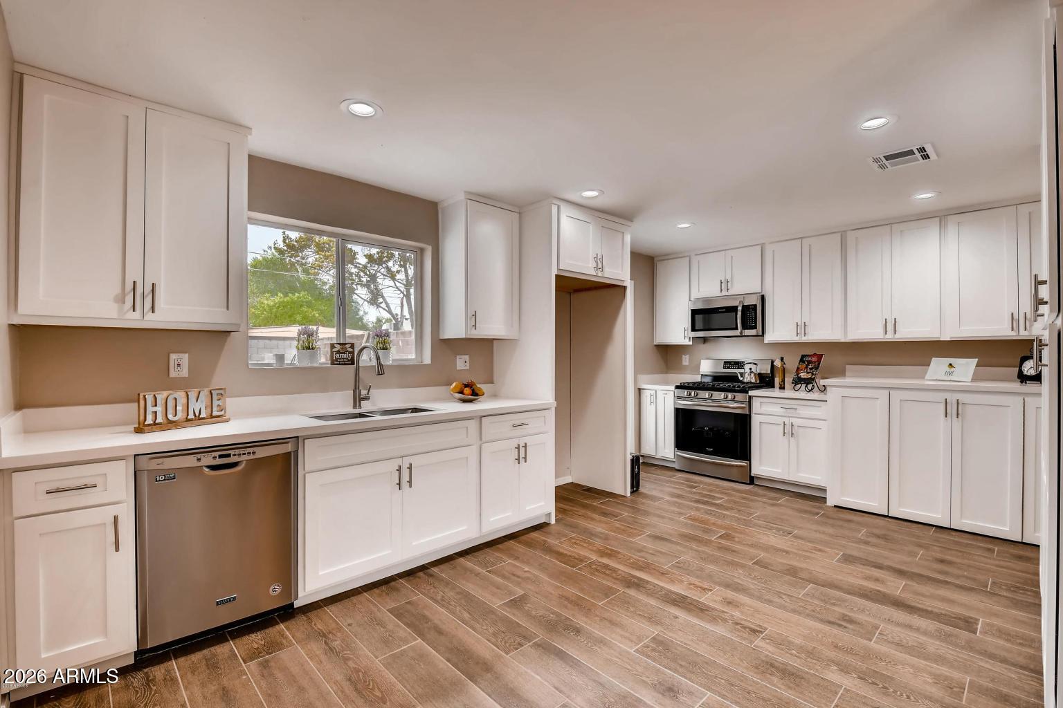 1806 E Don Carlos Avenue