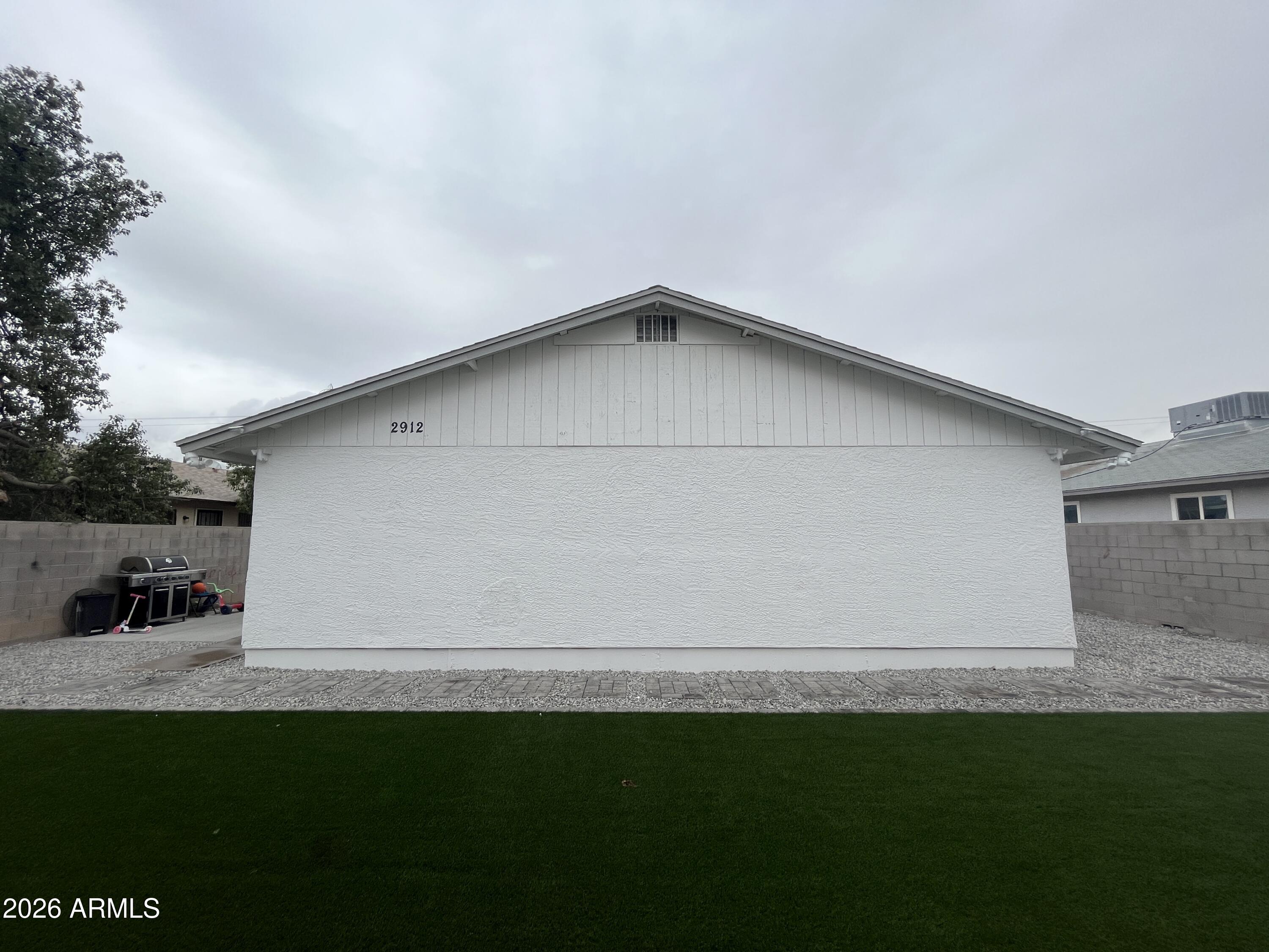 2912 E Roeser Road 1