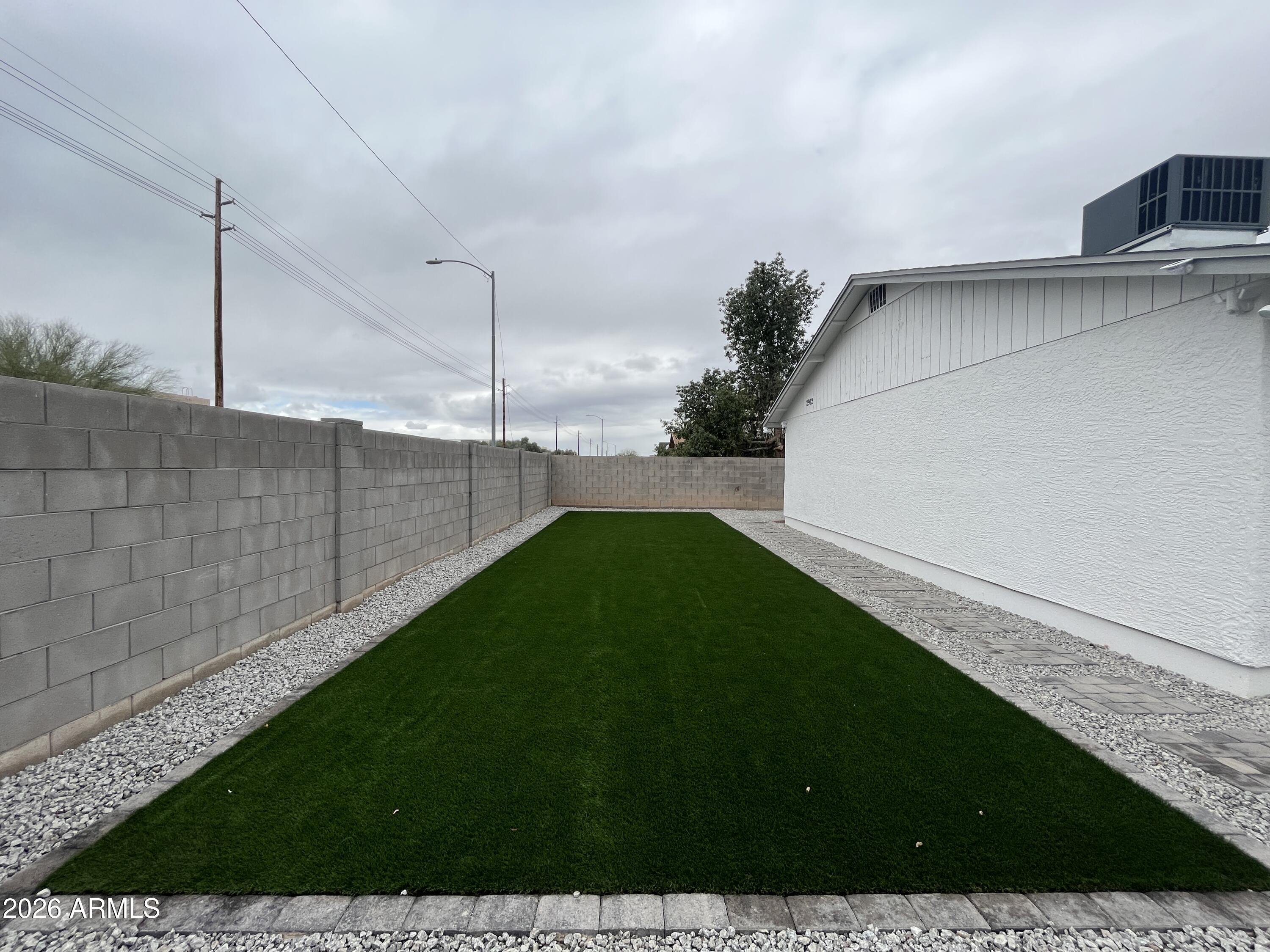 2912 E Roeser Road 1