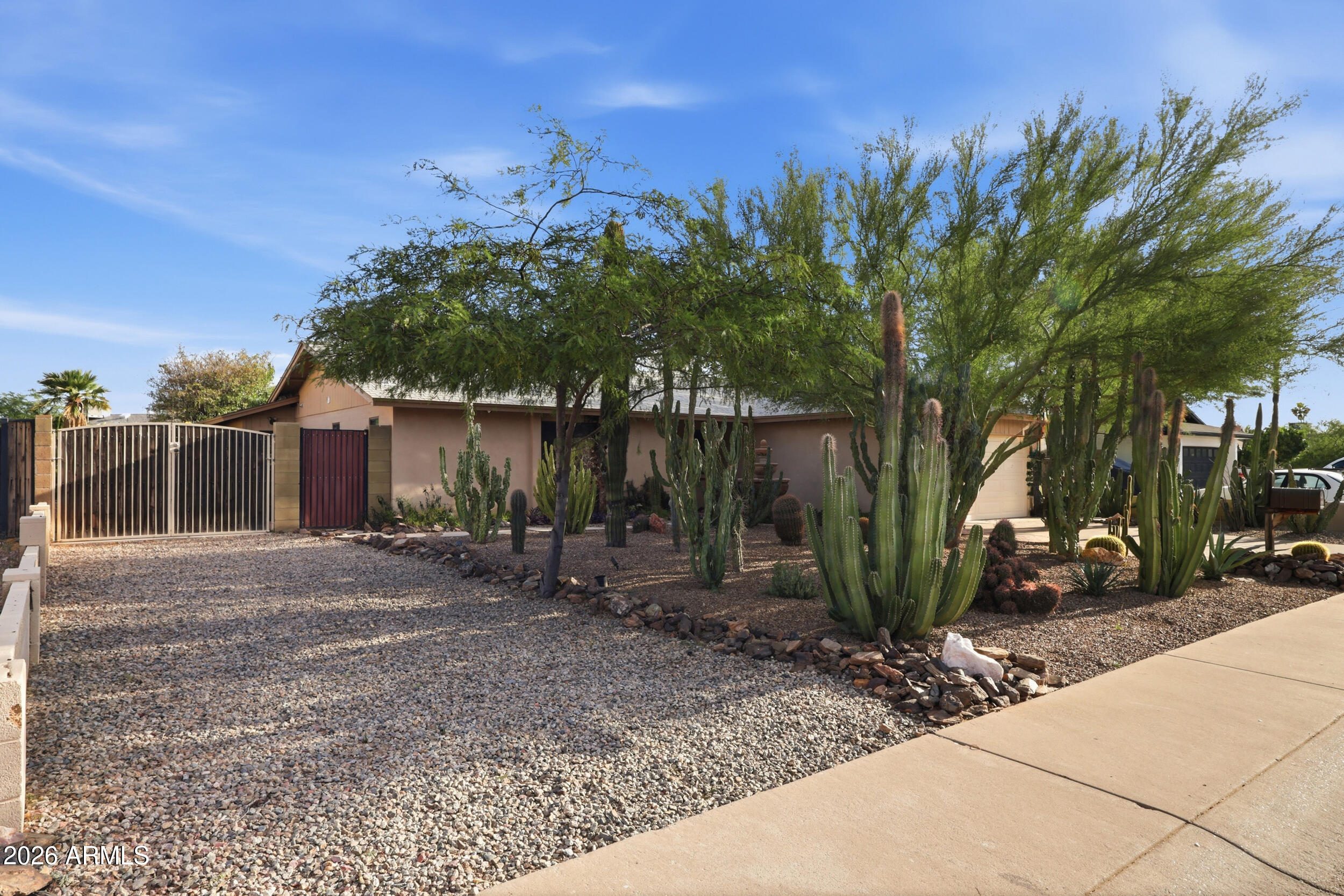 801 W MICHELLE Drive