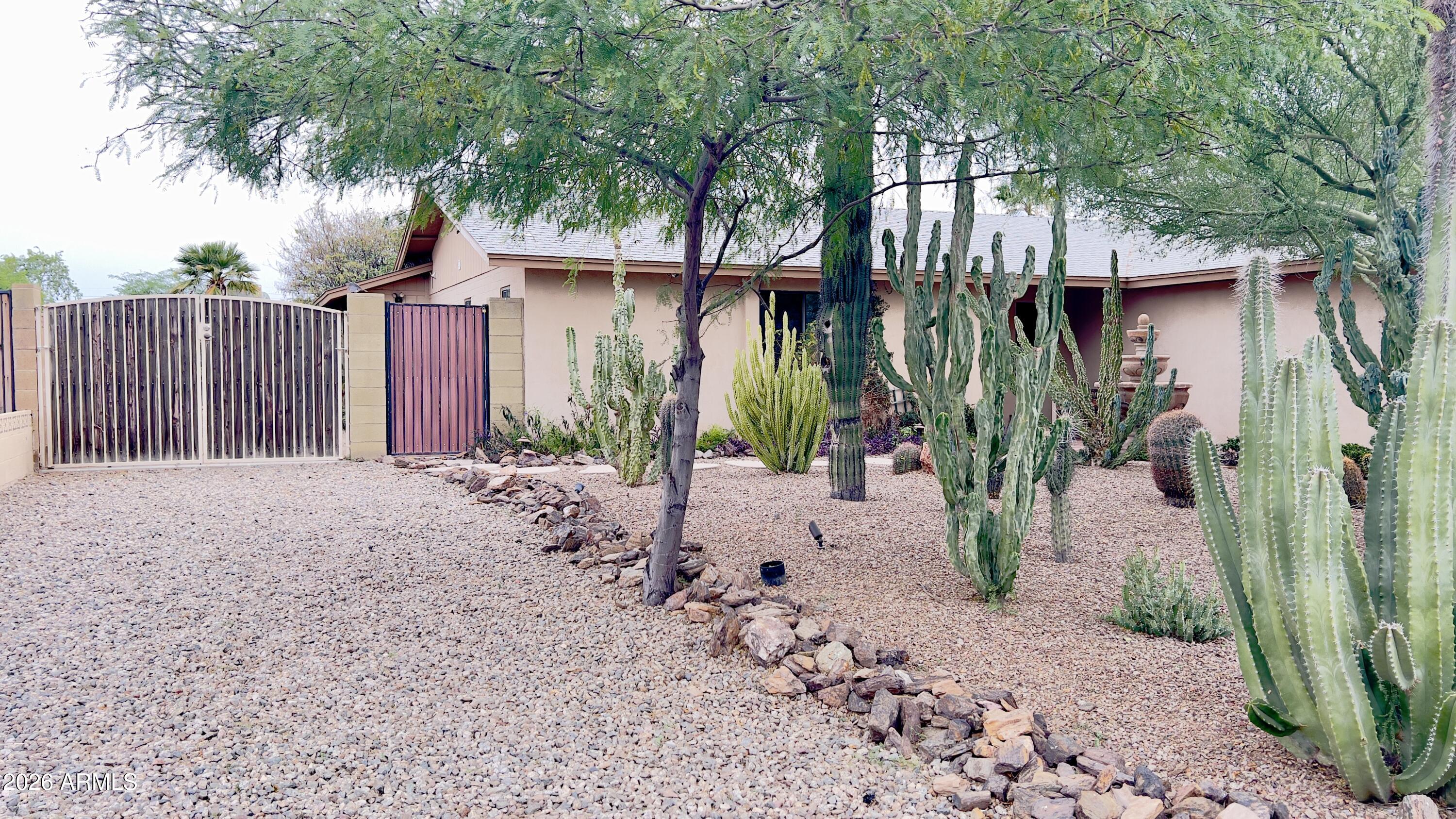 801 W MICHELLE Drive