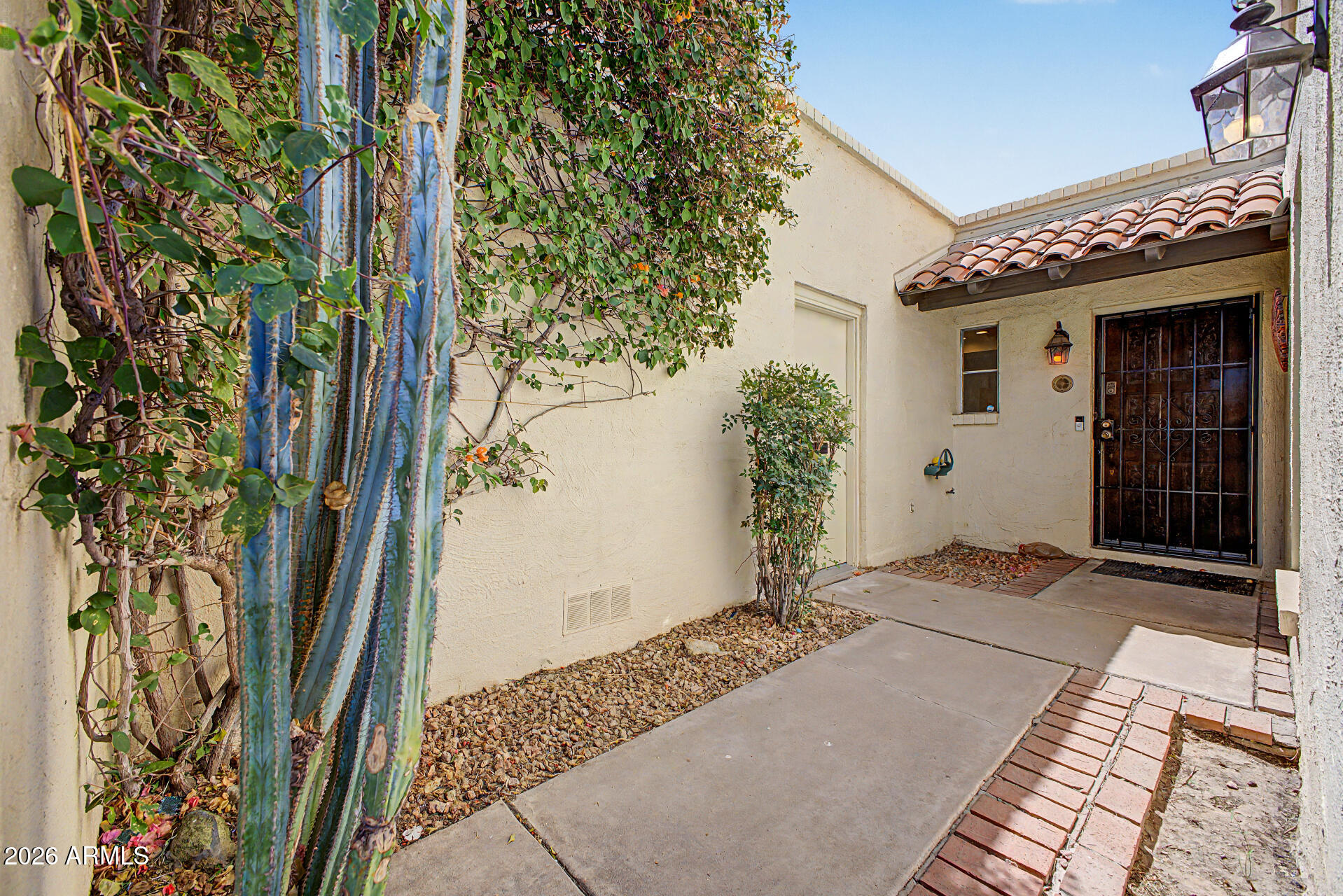 913 E LAGUNA Drive