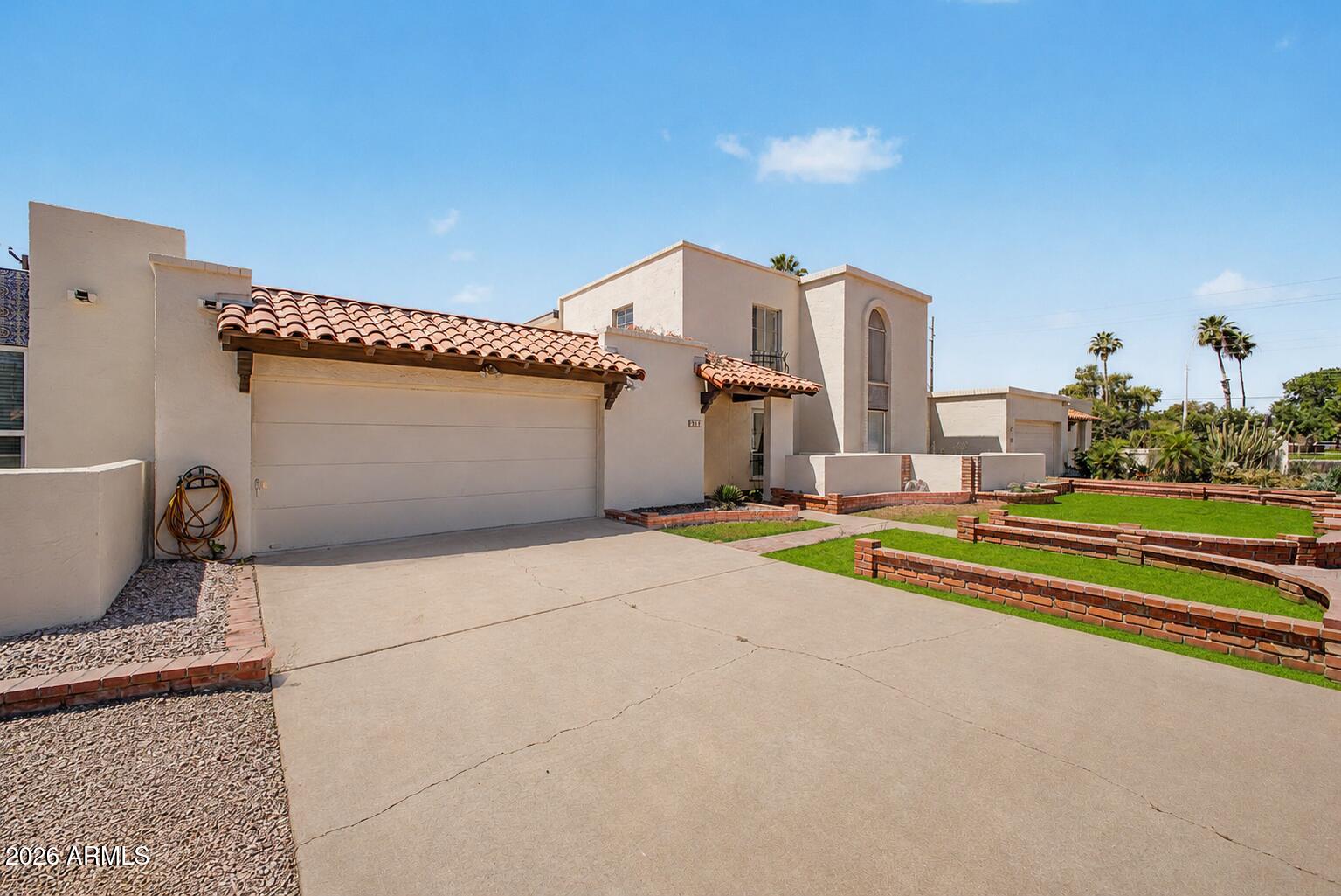 913 E LAGUNA Drive