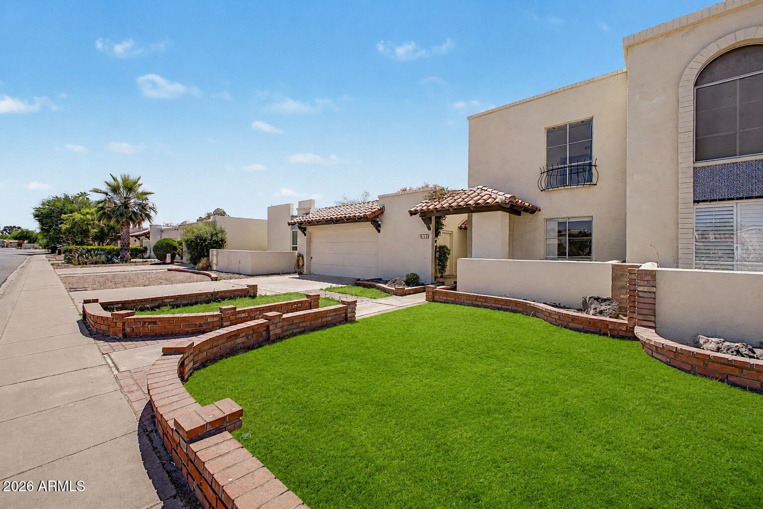 913 E LAGUNA Drive